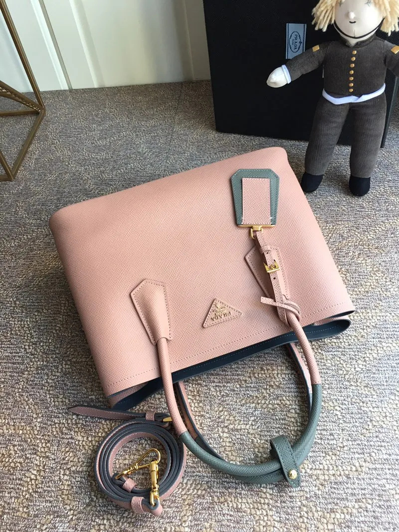 💰2040, P’s classic model 1BG775, arrived in [color][color][color], fully upgraded, using imported thick cross-grain cow + contrasting calf leather inside, top brushed hardware, color matching handle, 175 OEM code, a timeless shopping bag [naughty][naughty][naughty], fashionable and generous, length 33x height 24.5x bottom 14cm