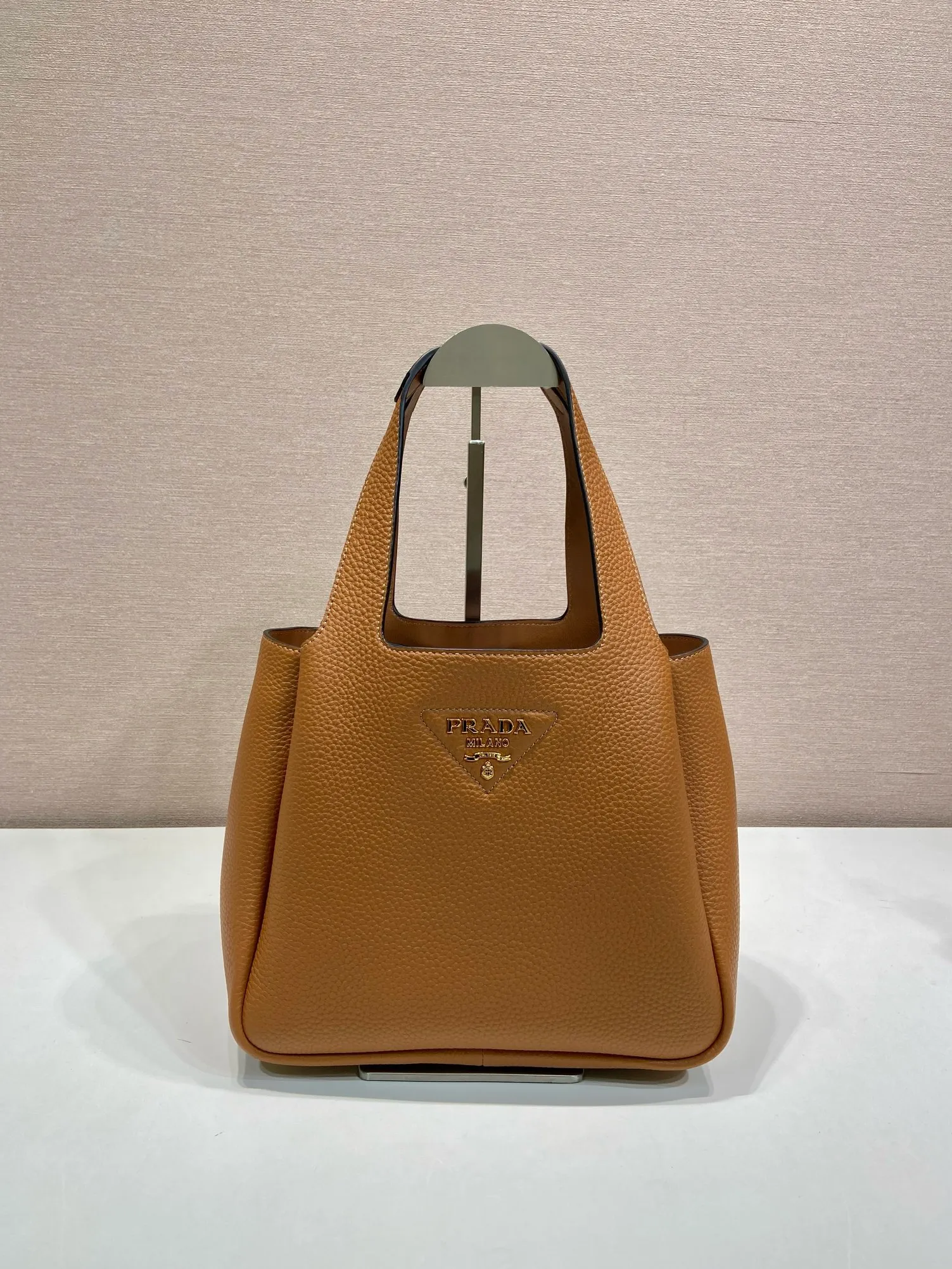 💰1700, vegetable basket🎉🎉 ✨New bucket bag✨1BG335😘Gold buckle Latest vegetable basket😘😘 The vegetable basket tote underarm bag is made of soft and delicate calfskin, with imported sheepskin interior and top-grade white lace hardware. The overall feel is very soft/lightweight😘😘It has many compartments and can be carried or used as an under-the-bag bag. It can be matched with different clothes. So beautiful😘😘Hurry up and get it🙊 Length 25x height 21.5x bottom 14cm👏👏👏💰💰💰