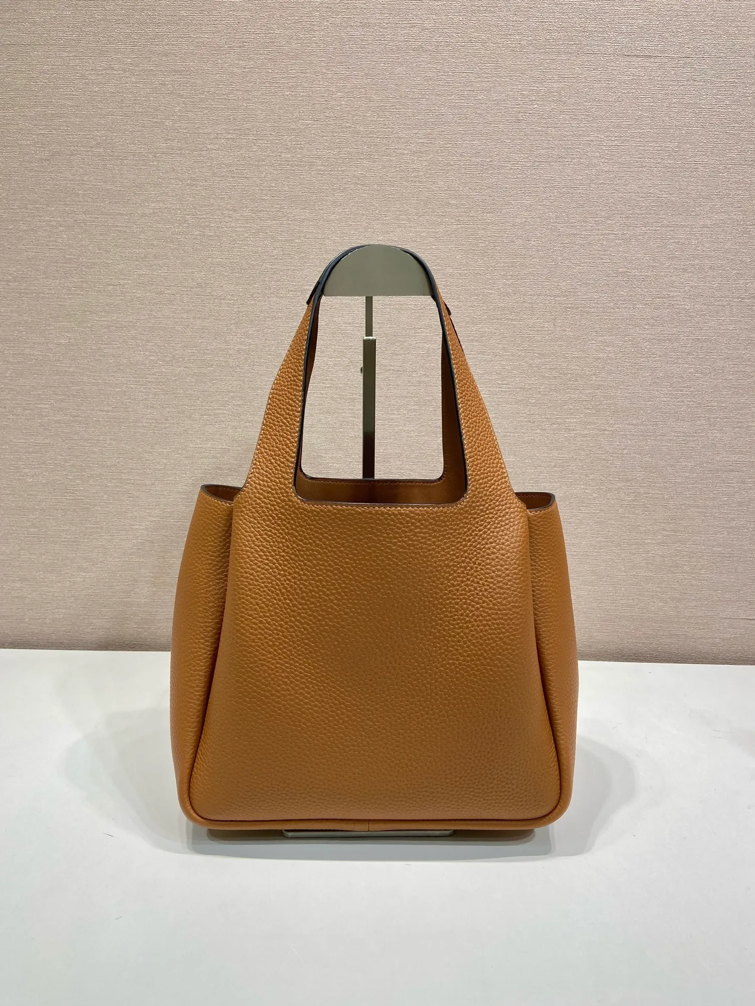 💰1700, vegetable basket🎉🎉 ✨New bucket bag✨1BG335😘Gold buckle Latest vegetable basket😘😘 The vegetable basket tote underarm bag is made of soft and delicate calfskin, with imported sheepskin interior and top-grade white lace hardware. The overall feel is very soft/lightweight😘😘It has many compartments and can be carried or used as an under-the-bag bag. It can be matched with different clothes. So beautiful😘😘Hurry up and get it🙊 Length 25x height 21.5x bottom 14cm👏👏👏💰💰💰