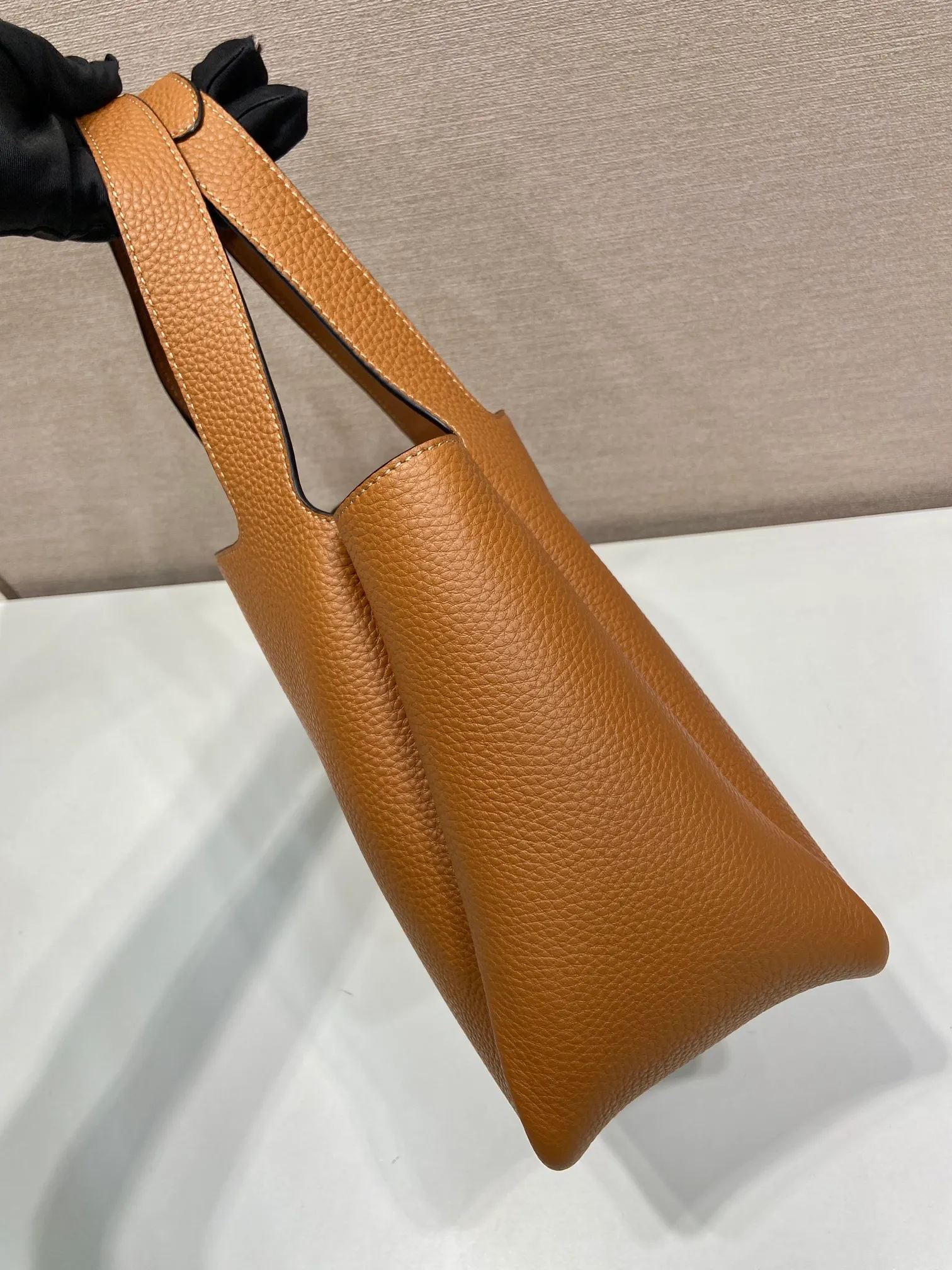 💰1700, vegetable basket🎉🎉 ✨New bucket bag✨1BG335😘Gold buckle Latest vegetable basket😘😘 The vegetable basket tote underarm bag is made of soft and delicate calfskin, with imported sheepskin interior and top-grade white lace hardware. The overall feel is very soft/lightweight😘😘It has many compartments and can be carried or used as an under-the-bag bag. It can be matched with different clothes. So beautiful😘😘Hurry up and get it🙊 Length 25x height 21.5x bottom 14cm👏👏👏💰💰💰