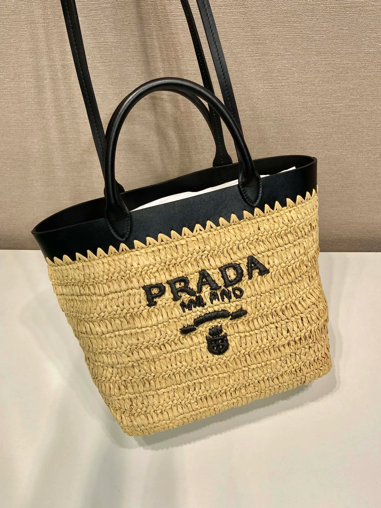 💰1500🎉New woven tote bag🎉1BG500 medium🎉🎉 This modern and sophisticated tote bag combines crochet craftsmanship and leather details to create a summer atmosphere. Double handle style, can be used as a handbag or shoulder bag, with a contrasting embroidered letter logo on the front for added recognition. Large capacity, stylish, casual and elegant👏👏A must-have for summer, get it now🎉🎉 Length 26x Height 25x Bottom 14cm🎉🎉🎉👏👏 👏