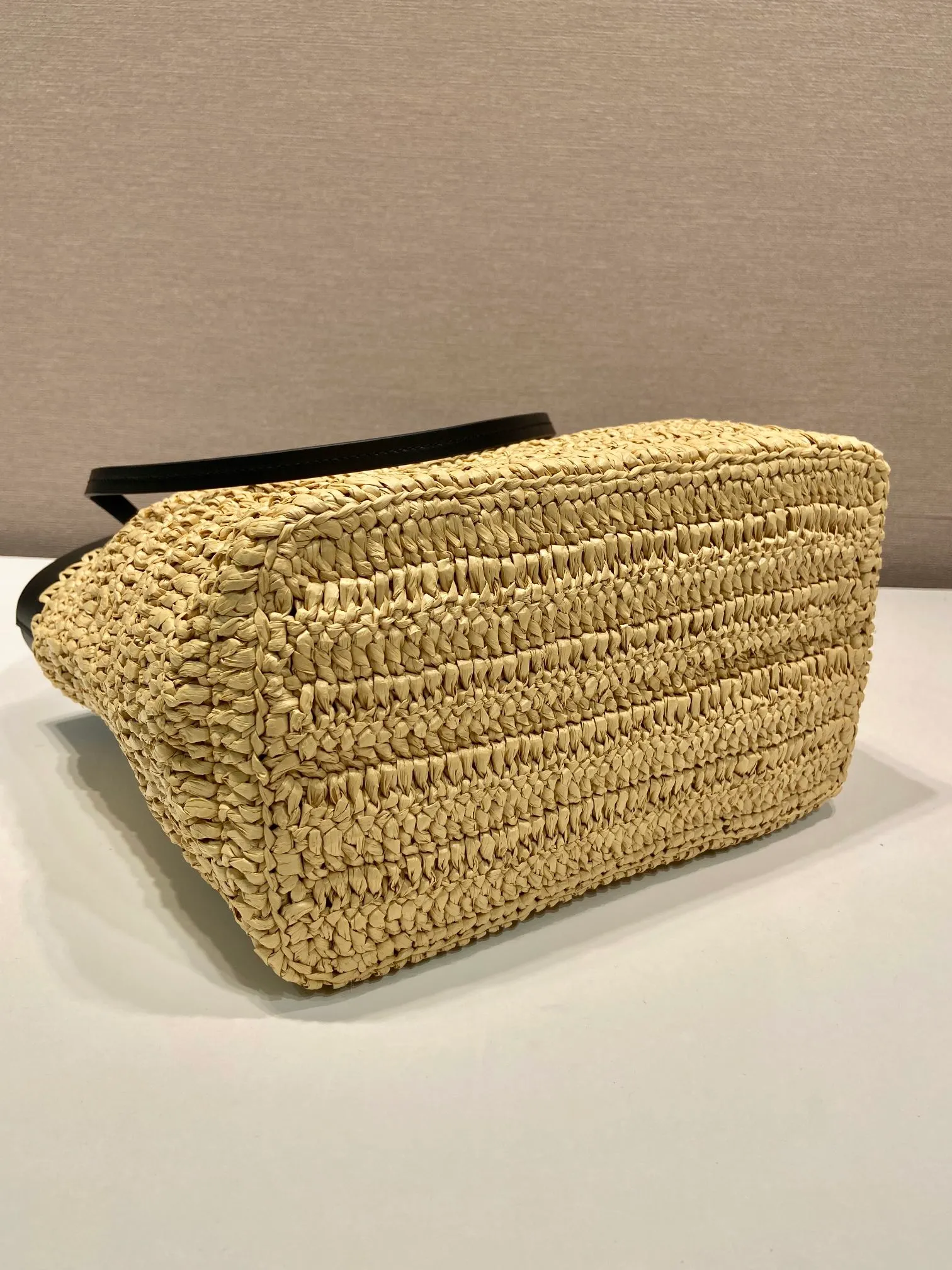 💰1500🎉New woven tote bag🎉1BG500 medium🎉🎉 This modern and sophisticated tote bag combines crochet craftsmanship and leather details to create a summer atmosphere. Double handle style, can be used as a handbag or shoulder bag, with a contrasting embroidered letter logo on the front for added recognition. Large capacity, stylish, casual and elegant👏👏A must-have for summer, get it now🎉🎉 Length 26x Height 25x Bottom 14cm🎉🎉🎉👏👏 👏