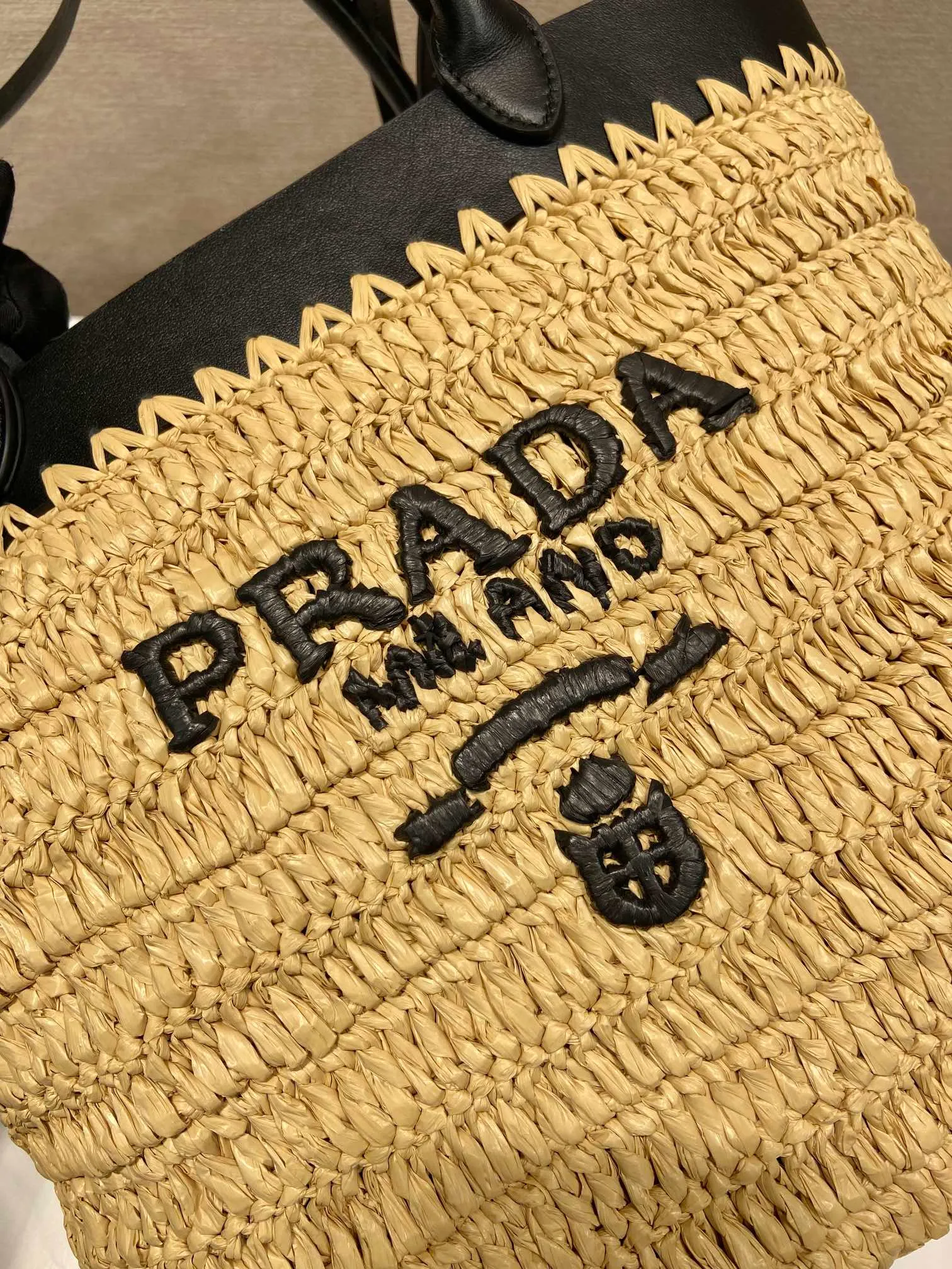 💰1500🎉New woven tote bag🎉1BG500 medium🎉🎉 This modern and sophisticated tote bag combines crochet craftsmanship and leather details to create a summer atmosphere. Double handle style, can be used as a handbag or shoulder bag, with a contrasting embroidered letter logo on the front for added recognition. Large capacity, stylish, casual and elegant👏👏A must-have for summer, get it now🎉🎉 Length 26x Height 25x Bottom 14cm🎉🎉🎉👏👏 👏