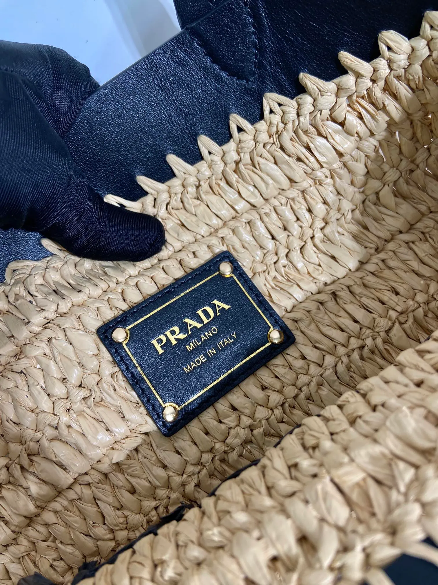 💰1500🎉New woven tote bag🎉1BG500 medium🎉🎉 This modern and sophisticated tote bag combines crochet craftsmanship and leather details to create a summer atmosphere. Double handle style, can be used as a handbag or shoulder bag, with a contrasting embroidered letter logo on the front for added recognition. Large capacity, stylish, casual and elegant👏👏A must-have for summer, get it now🎉🎉 Length 26x Height 25x Bottom 14cm🎉🎉🎉👏👏 👏
