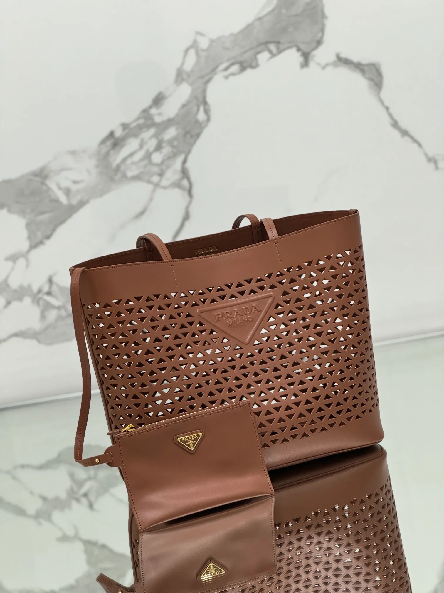 💰1800🌟Hollow Tote Shopping Bag This bag is made of hollowed-out imported calf leather and has a fashionable design. The bag is equipped with exquisite leather handles to convey the brand message. It has a large space and is very practical. It is a shopping bag that will turn heads every time and comes with a small coin purse. Size: 32×30×13cm Style number: 1BG503