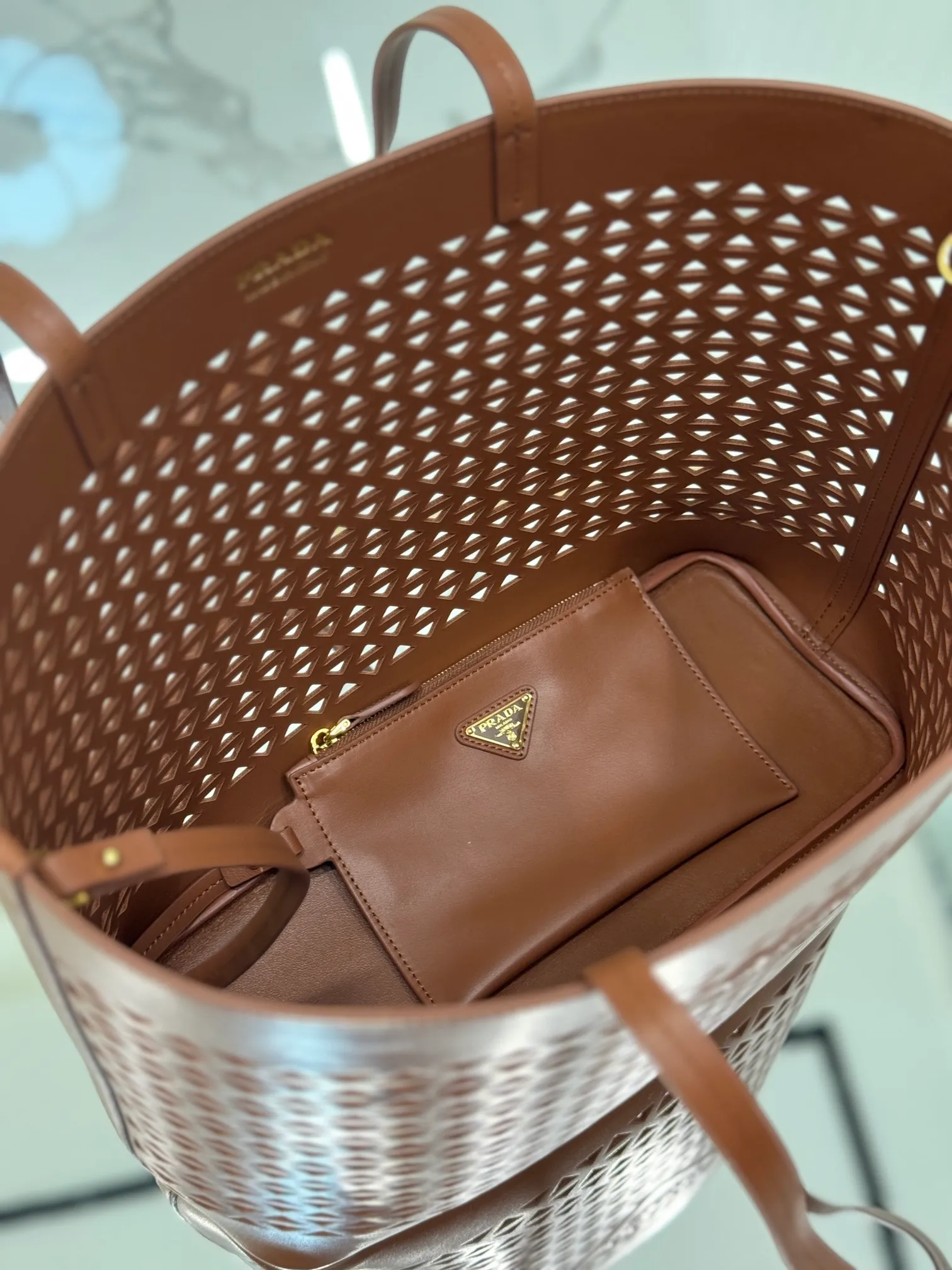 💰1800🌟Hollow Tote Shopping Bag This bag is made of hollowed-out imported calf leather and has a fashionable design. The bag is equipped with exquisite leather handles to convey the brand message. It has a large space and is very practical. It is a shopping bag that will turn heads every time and comes with a small coin purse. Size: 32×30×13cm Style number: 1BG503