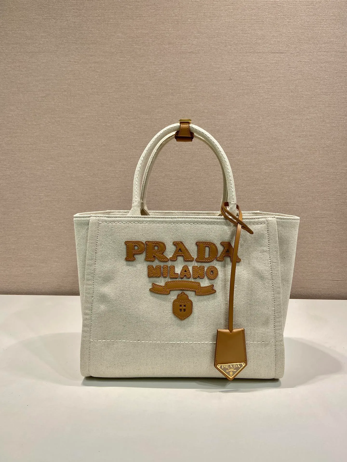 💰1160🎉New Tote Bag🎉1BG474🎉🎉 This lightweight linen blend tote bag evokes casual memories, finished with refined details and a leather keychain. Featuring a leather logo on the front and a spacious interior zipped pocket. The upper body effect is very good-looking😘😘Hurry up and get it🎉🎉🎉Length 31x Height 24x Bottom 13cm