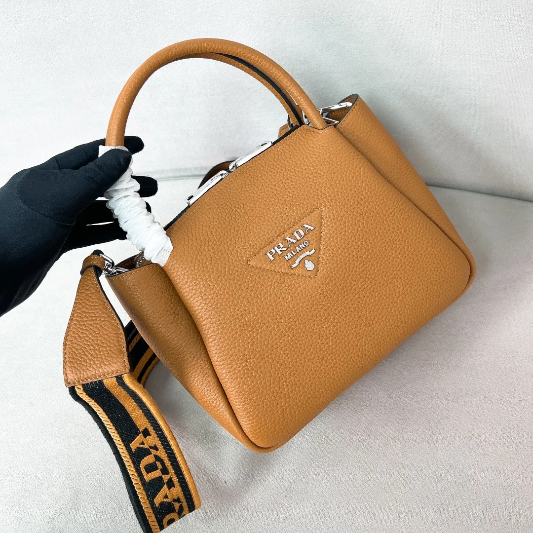 💰1840🎉New double shoulder strap🎉1BC145 double shoulder strap🎉Small size This double shoulder strap is made of imported deerskin grain cowhide and equipped with two interchangeable and adjustable long shoulder straps. The combination of fabric webbing and cowhide is perfect😘, versatile for mixing and matching different clothes on different occasions😘, large capacity, many compartments, super soft feel🎉Hurry up and get it🎉 Length 23x Height 21x Bottom 10cm🎉🎉🎉👏👏👏