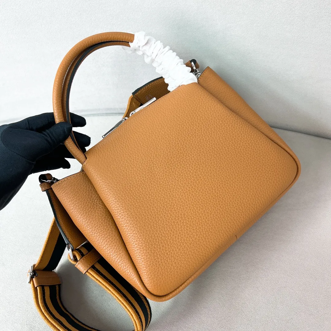 💰1840🎉New double shoulder strap🎉1BC145 double shoulder strap🎉Small size This double shoulder strap is made of imported deerskin grain cowhide and equipped with two interchangeable and adjustable long shoulder straps. The combination of fabric webbing and cowhide is perfect😘, versatile for mixing and matching different clothes on different occasions😘, large capacity, many compartments, super soft feel🎉Hurry up and get it🎉 Length 23x Height 21x Bottom 10cm🎉🎉🎉👏👏👏