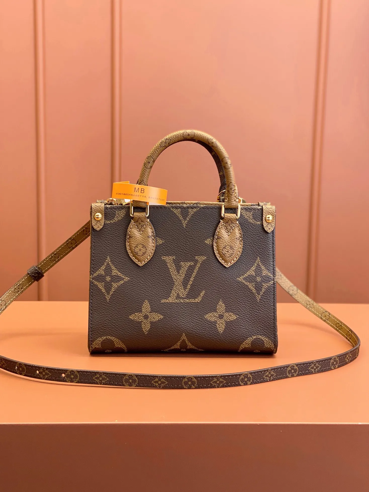 P¥10400, ONTHEGO BB handbag [100% MB special grade all-steel 163C01 chip version original leather] Model: M46839 Material: A-grade all-steel hardware, imported original fabric Size: 18x15x8.5cm