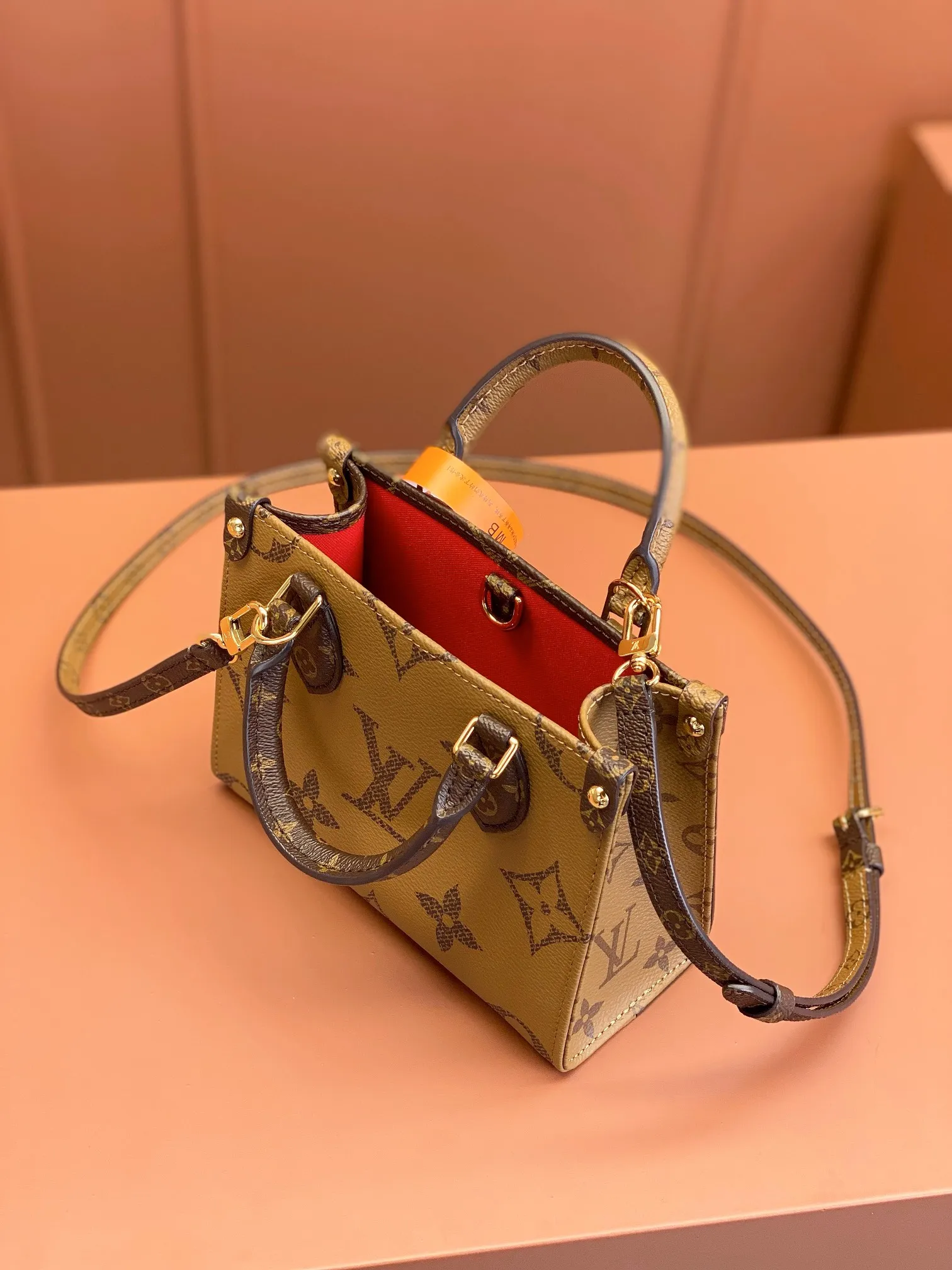 P¥10400, ONTHEGO BB handbag [100% MB special grade all-steel 163C01 chip version original leather] Model: M46839 Material: A-grade all-steel hardware, imported original fabric Size: 18x15x8.5cm