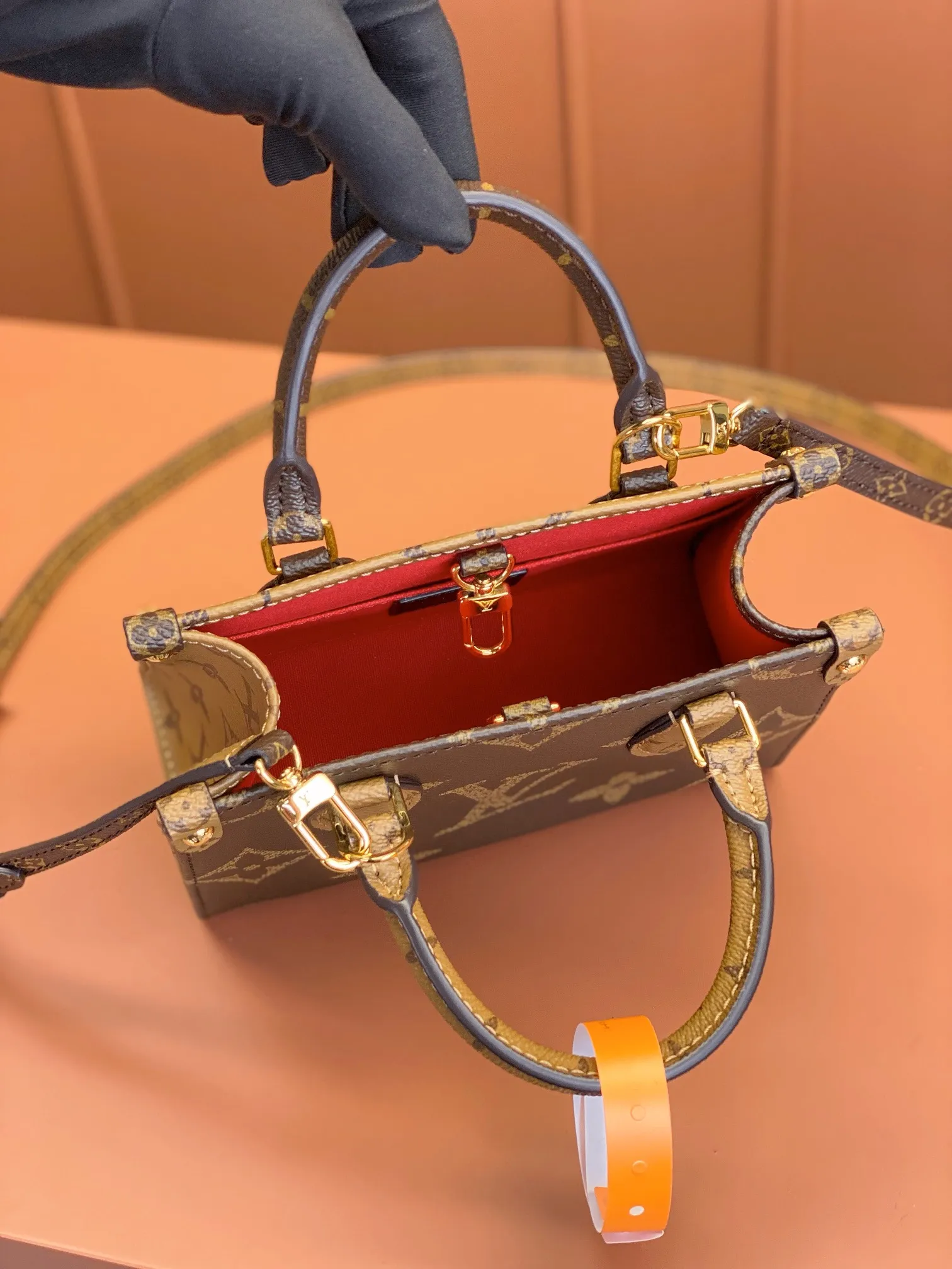 P¥10400, ONTHEGO BB handbag [100% MB special grade all-steel 163C01 chip version original leather] Model: M46839 Material: A-grade all-steel hardware, imported original fabric Size: 18x15x8.5cm