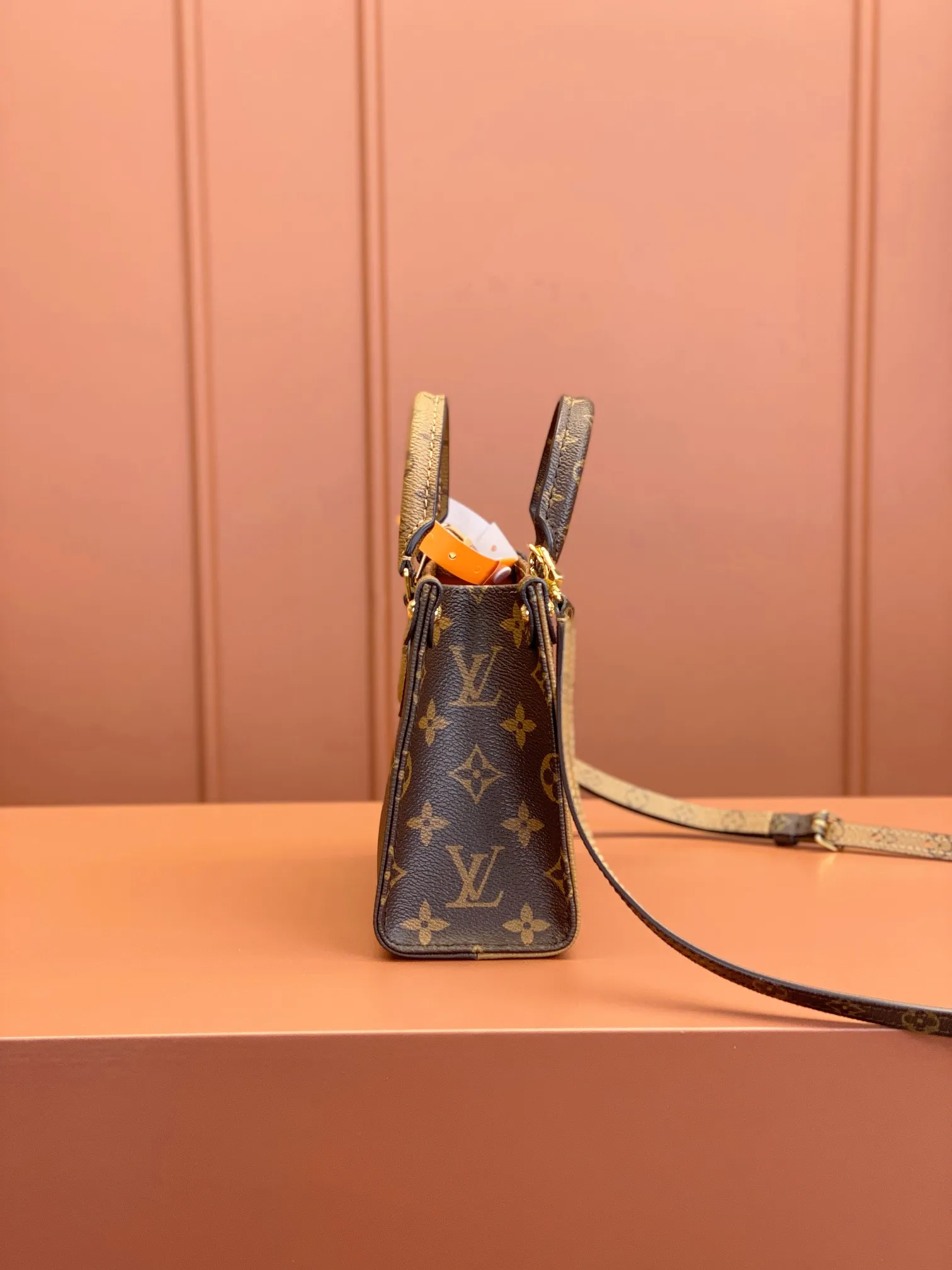 P¥10400, ONTHEGO BB handbag [100% MB special grade all-steel 163C01 chip version original leather] Model: M46839 Material: A-grade all-steel hardware, imported original fabric Size: 18x15x8.5cm