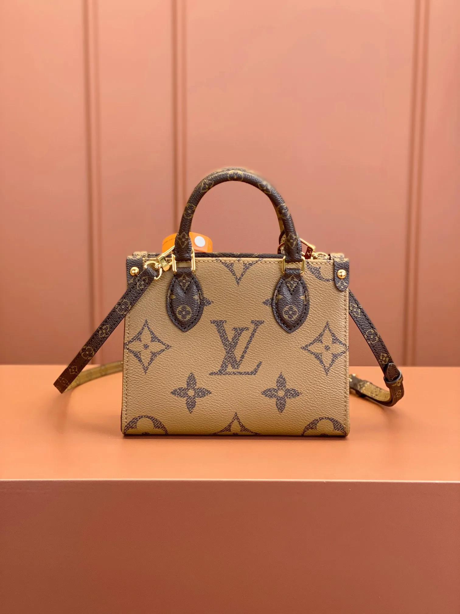 P¥10400, ONTHEGO BB handbag [100% MB special grade all-steel 163C01 chip version original leather] Model: M46839 Material: A-grade all-steel hardware, imported original fabric Size: 18x15x8.5cm