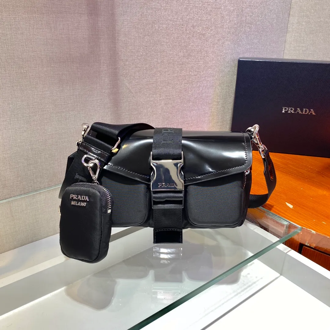 💰1260🎉New 🎉1BD295🎉🎉 This nylon and glossy leather shoulder bag has exquisite charm and technical details. The shoulder bag features an adjustable shoulder strap, engraved logo side fastening and Re-Nylon lining. Re-Nylon is derived from regenerated nylon yarn, which is made from recycled ocean plastics, fishing nets and textile fibers. The upper body effect is cool and handsome😘 and practical. If you like babies, hurry up and get it. It is another popular style that will never go out of style🎉🎉🎉 Length 23x Height 12.5x Bottom 5.5cm