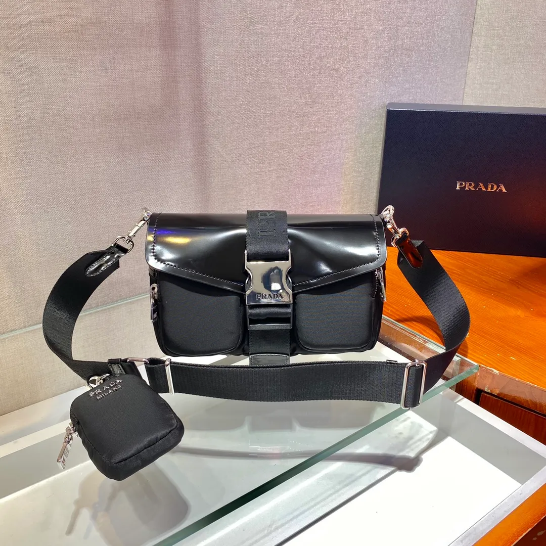 💰1260🎉New 🎉1BD295🎉🎉 This nylon and glossy leather shoulder bag has exquisite charm and technical details. The shoulder bag features an adjustable shoulder strap, engraved logo side fastening and Re-Nylon lining. Re-Nylon is derived from regenerated nylon yarn, which is made from recycled ocean plastics, fishing nets and textile fibers. The upper body effect is cool and handsome😘 and practical. If you like babies, hurry up and get it. It is another popular style that will never go out of style🎉🎉🎉 Length 23x Height 12.5x Bottom 5.5cm