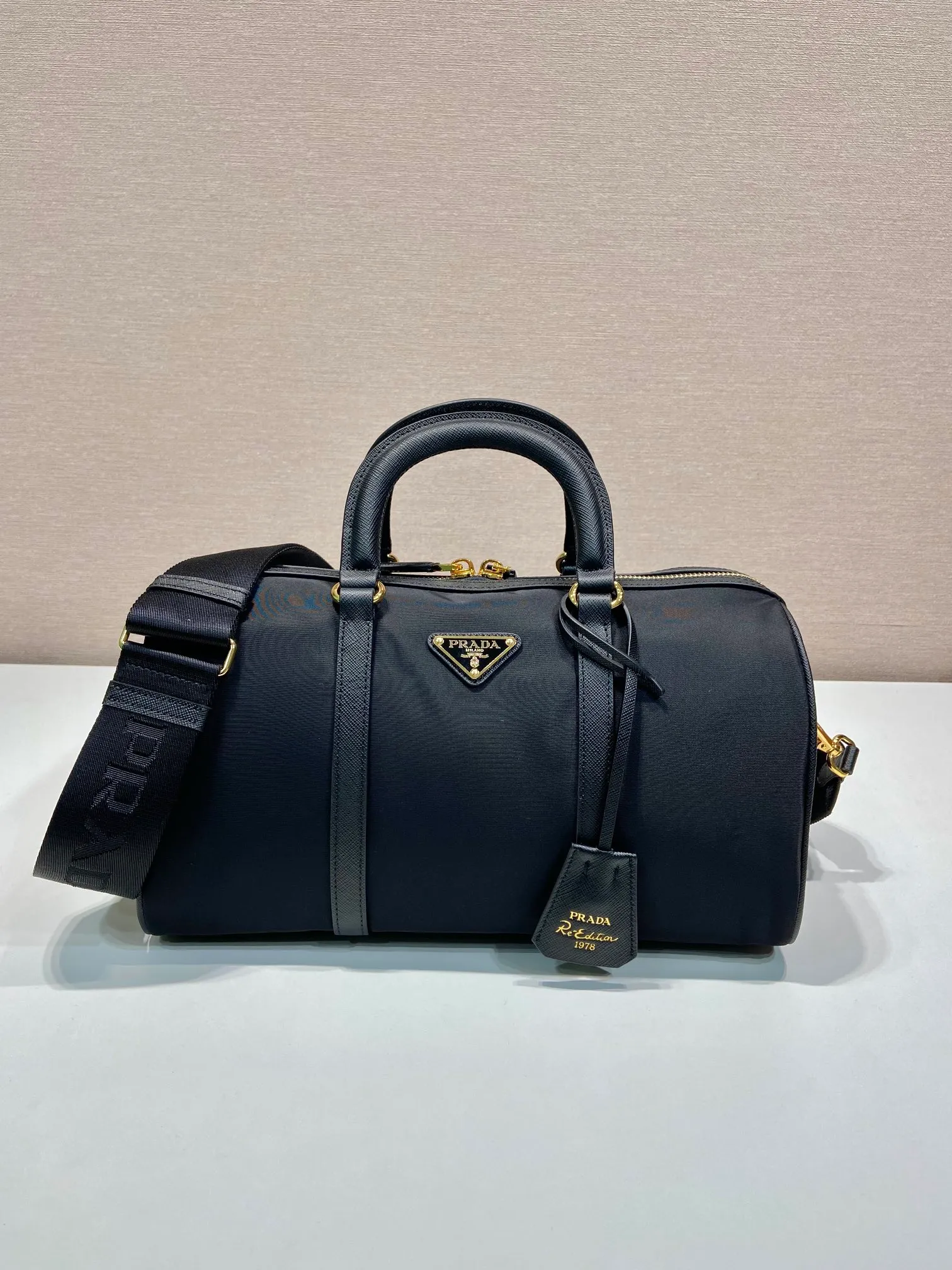 💰1500🎉New handbag🎉1BB233🎉🎉 This handbag is made of innovative sustainable recycled nylon fabric (Re-Nylon), with a stiff structure and elegant details such as Saffiano leather and metal hardware. Sophisticated and functional, it features an enameled triangle metal logo. Comes with a detachable and adjustable long shoulder strap. Large capacity, simple, fashionable and practical🎉🎉Babies, hurry up and get it, it is another popular style that will never go out of style🎉🎉 Length 31x Height 17x Bottom 16cm