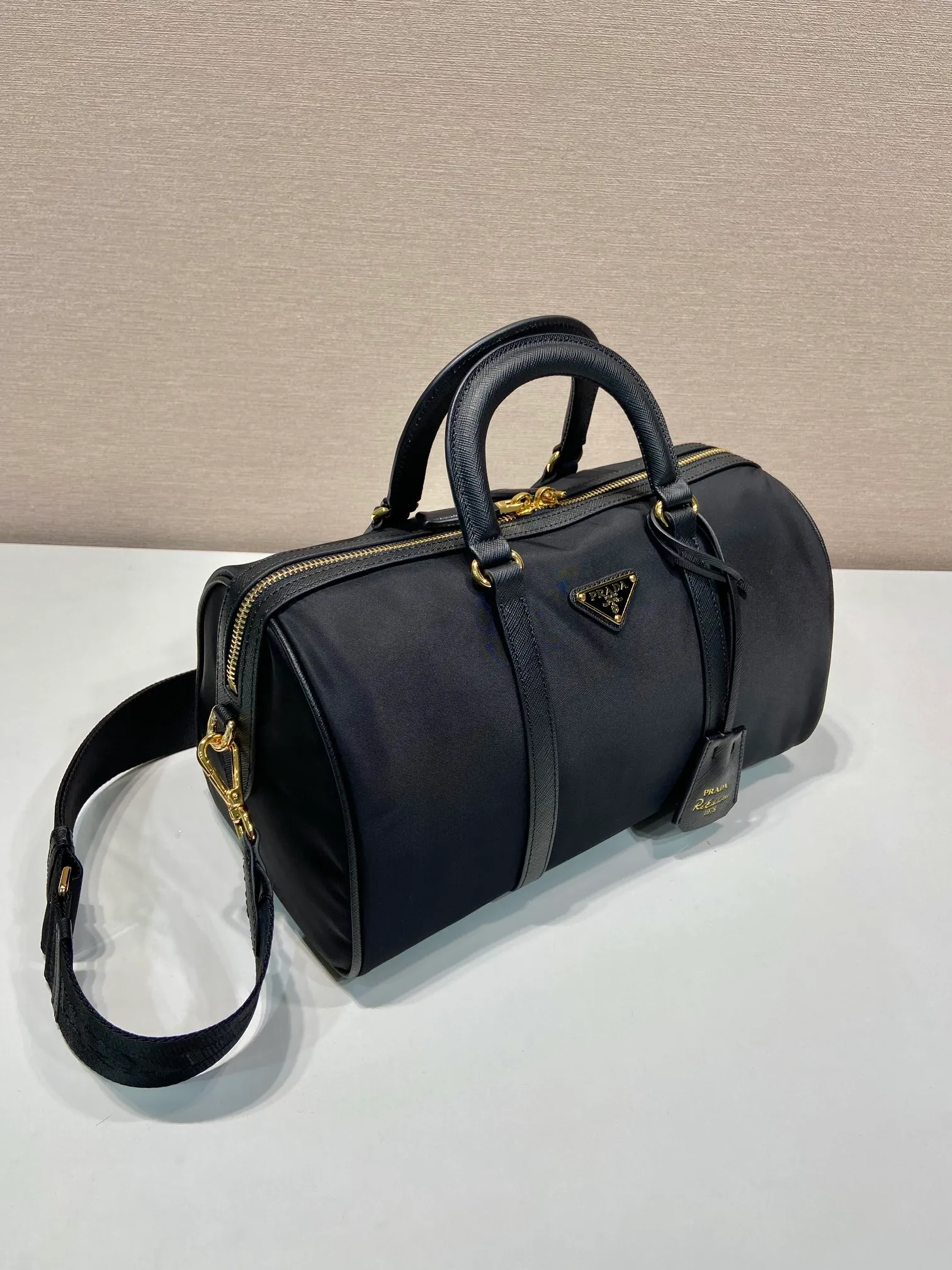 💰1500🎉New handbag🎉1BB233🎉🎉 This handbag is made of innovative sustainable recycled nylon fabric (Re-Nylon), with a stiff structure and elegant details such as Saffiano leather and metal hardware. Sophisticated and functional, it features an enameled triangle metal logo. Comes with a detachable and adjustable long shoulder strap. Large capacity, simple, fashionable and practical🎉🎉Babies, hurry up and get it, it is another popular style that will never go out of style🎉🎉 Length 31x Height 17x Bottom 16cm