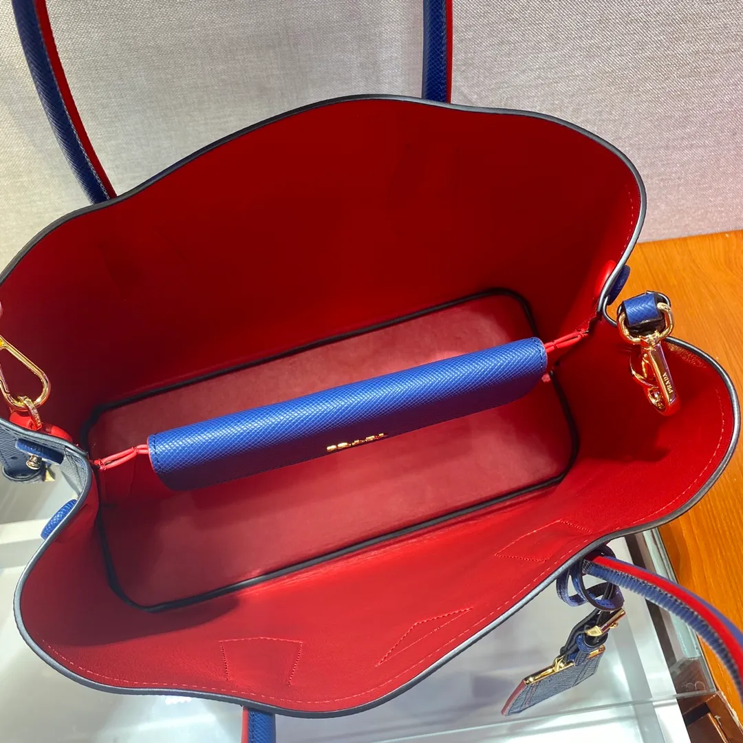💰2040, P’s classic model 1BG775, new colors arrived [color][color][color], fully upgraded, using imported thick cross-grain cow + contrasting calfskin inside, top brushed hardware , color matching handle, 175 OEM code, a timeless shopping bag [naughty] [naughty] [naughty], fashionable and generous, length 33x height 24.5x bottom 14cm, 💪💪💪💰💰💰