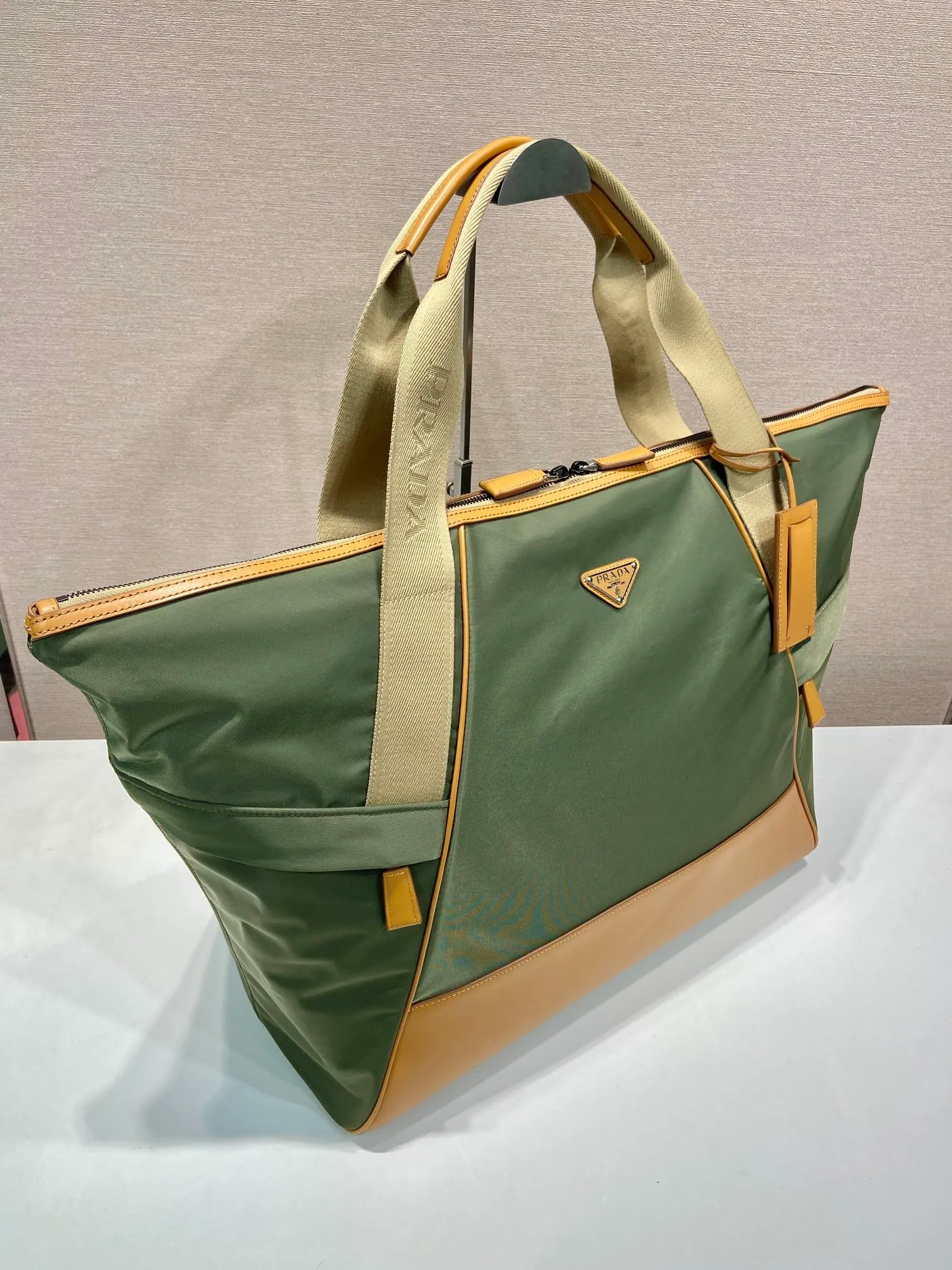 💰1520🎉New travel bag🎉2VC040🎉 This travel bag is made of premium nylon fabric and contrasting calfskin. It is smart and has ample capacity. It is equipped with an adjustable handle and large workwear side pockets and middle pockets. It is simple and elegant, versatile and casual, and can be carried on business trips and daily use. It is highly functional and shows contemporary charm. Handsome guys. Hurry up and get it🎉🎉 Length 44.5x Height 40x Bottom 24cm🎉🎉🎉👏👏👏