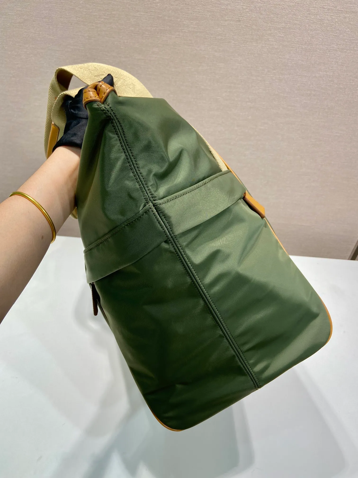 💰1520🎉New travel bag🎉2VC040🎉 This travel bag is made of premium nylon fabric and contrasting calfskin. It is smart and has ample capacity. It is equipped with an adjustable handle and large workwear side pockets and middle pockets. It is simple and elegant, versatile and casual, and can be carried on business trips and daily use. It is highly functional and shows contemporary charm. Handsome guys. Hurry up and get it🎉🎉 Length 44.5x Height 40x Bottom 24cm🎉🎉🎉👏👏👏