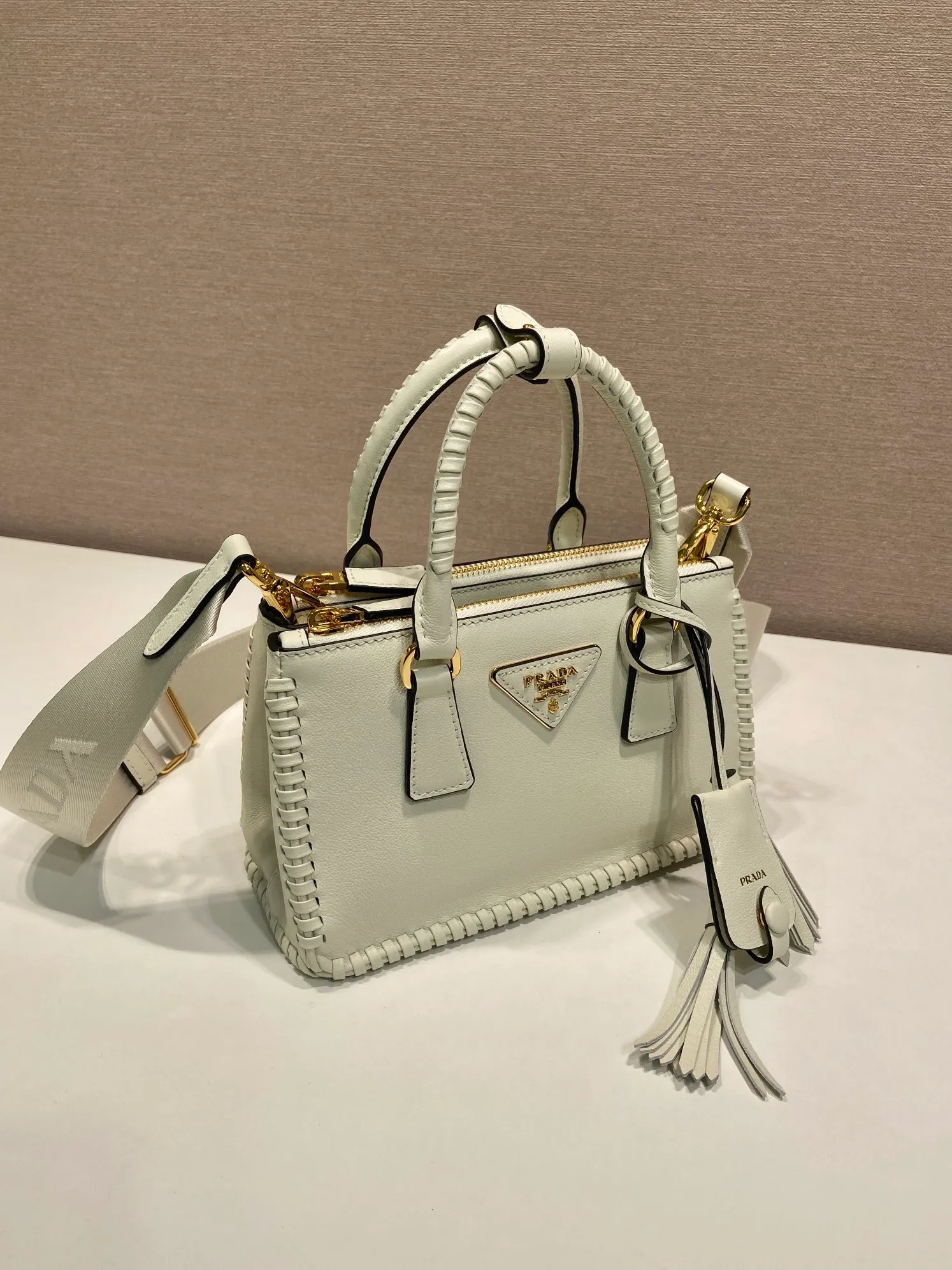 💰1900🎉Woven mini killer🎉1BA916 double shoulder strap🎉🎉 This Galleria handbag is made of iconic imported calfskin, equipped with 2 detachable shoulder straps, hand-woven thread, top brushed hardware👍👍 It is a chic interpretation of classic and timeless elegance. For beauties in the current era of fashionable small bags. It’s worth owning, it can easily be used for girls’ daily travels📱💄🚗🔑, it has large capacity, is beautiful and practical🙊🙊A bag that will never go out of style anytime you use it😘😘Hurry up and get it👏👏Another popular style that will never go out of style🎉🎉 Length 21x Height 12.5x Bottom 8.5cm