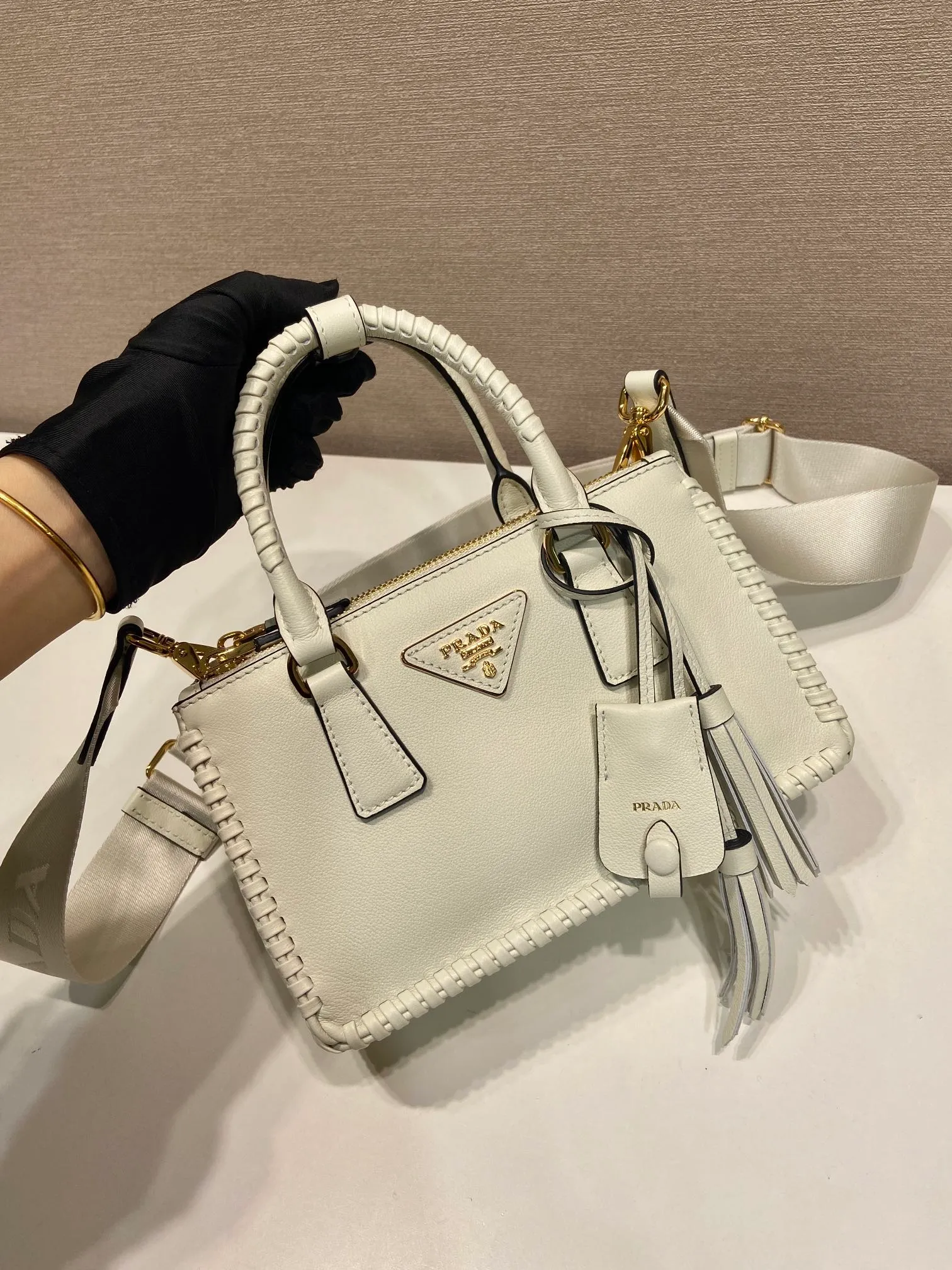 💰1900🎉Woven mini killer🎉1BA916 double shoulder strap🎉🎉 This Galleria handbag is made of iconic imported calfskin, equipped with 2 detachable shoulder straps, hand-woven thread, top brushed hardware👍👍 It is a chic interpretation of classic and timeless elegance. For beauties in the current era of fashionable small bags. It’s worth owning, it can easily be used for girls’ daily travels📱💄🚗🔑, it has large capacity, is beautiful and practical🙊🙊A bag that will never go out of style anytime you use it😘😘Hurry up and get it👏👏Another popular style that will never go out of style🎉🎉 Length 21x Height 12.5x Bottom 8.5cm