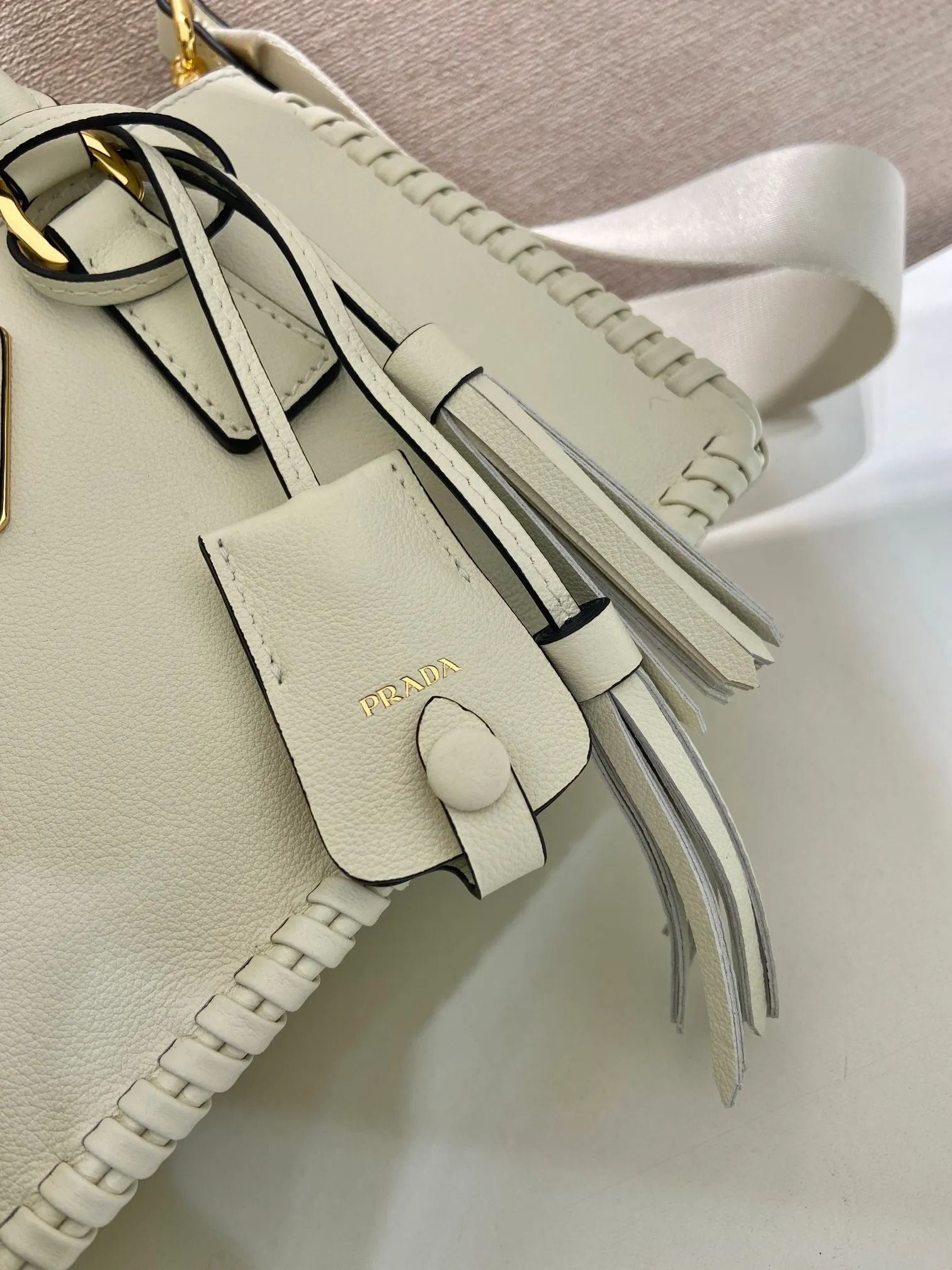 💰1900🎉Woven mini killer🎉1BA916 double shoulder strap🎉🎉 This Galleria handbag is made of iconic imported calfskin, equipped with 2 detachable shoulder straps, hand-woven thread, top brushed hardware👍👍 It is a chic interpretation of classic and timeless elegance. For beauties in the current era of fashionable small bags. It’s worth owning, it can easily be used for girls’ daily travels📱💄🚗🔑, it has large capacity, is beautiful and practical🙊🙊A bag that will never go out of style anytime you use it😘😘Hurry up and get it👏👏Another popular style that will never go out of style🎉🎉 Length 21x Height 12.5x Bottom 8.5cm