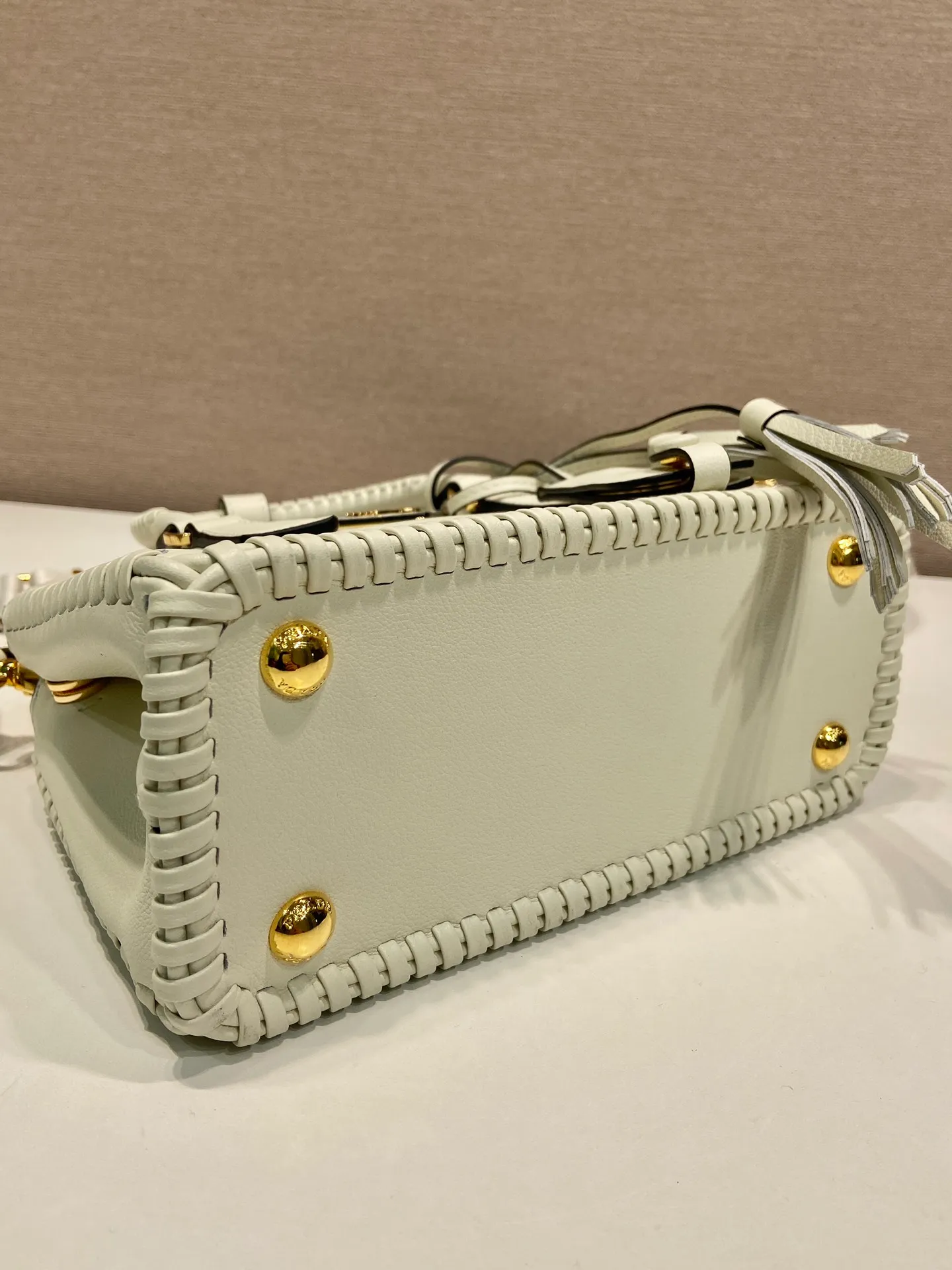 💰1900🎉Woven mini killer🎉1BA916 double shoulder strap🎉🎉 This Galleria handbag is made of iconic imported calfskin, equipped with 2 detachable shoulder straps, hand-woven thread, top brushed hardware👍👍 It is a chic interpretation of classic and timeless elegance. For beauties in the current era of fashionable small bags. It’s worth owning, it can easily be used for girls’ daily travels📱💄🚗🔑, it has large capacity, is beautiful and practical🙊🙊A bag that will never go out of style anytime you use it😘😘Hurry up and get it👏👏Another popular style that will never go out of style🎉🎉 Length 21x Height 12.5x Bottom 8.5cm