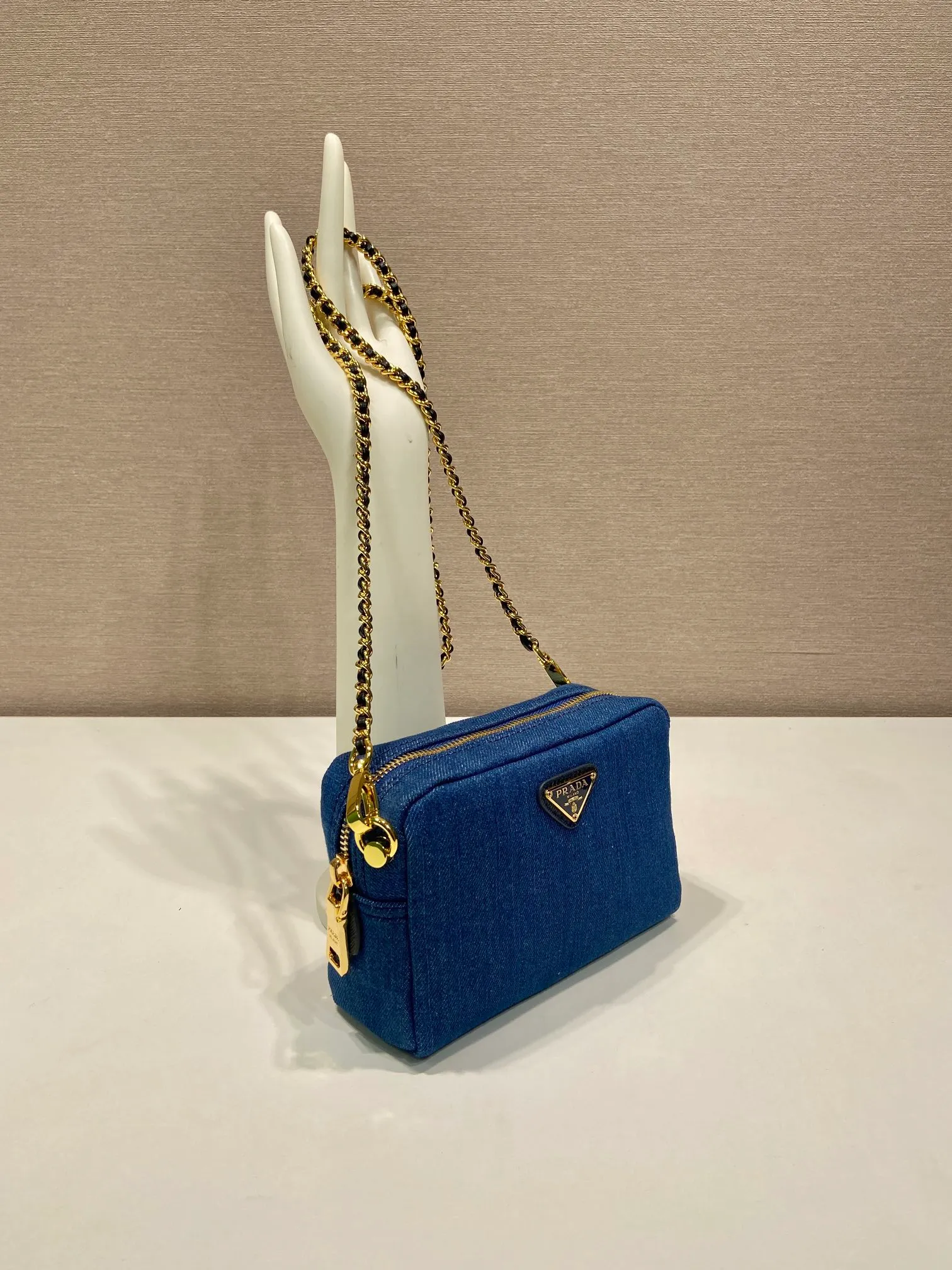 💰780🎉Second-hand denim bag🎉1NS696 large size🎉🎉 This second-hand denim bag is made of imported washed denim and top-quality hardware. It has a large capacity and is equipped with a foldable iron lever. It can also be carried on the shoulder/hand/cross-body. The upper body effect is very beautiful, retro style, beautiful on the street😘Hurry up and get it! 🎉🎉 Length 16x Height 11x Bottom 6cm👏👏👏🎉🎉🎉
