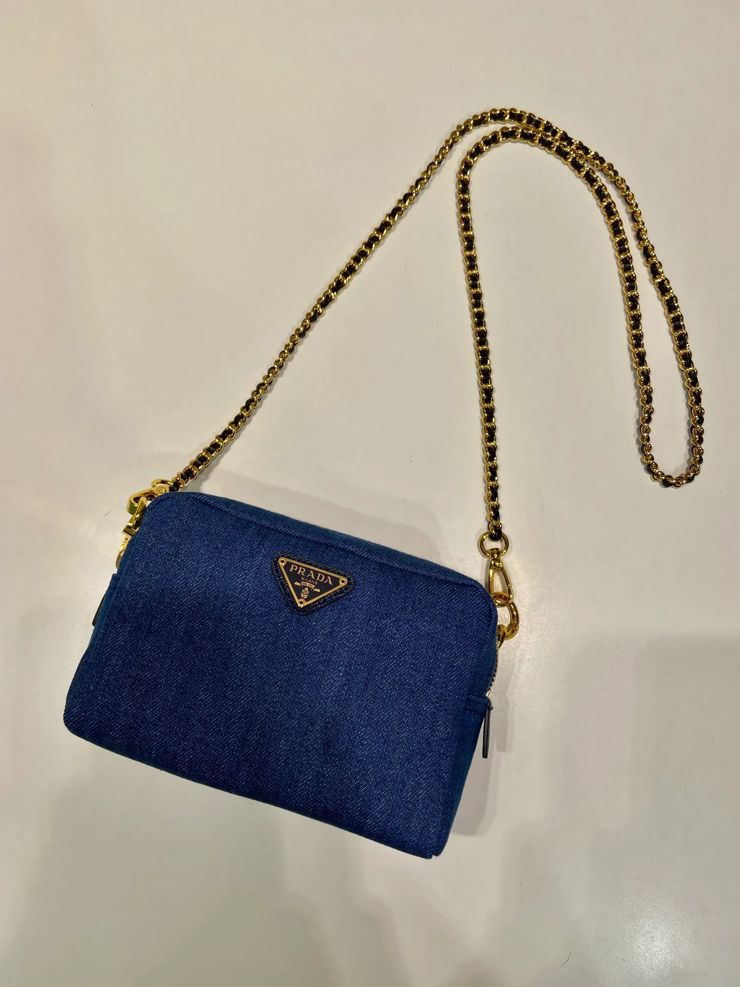 💰780🎉Second-hand denim bag🎉1NS696 large size🎉🎉 This second-hand denim bag is made of imported washed denim and top-quality hardware. It has a large capacity and is equipped with a foldable iron lever. It can also be carried on the shoulder/hand/cross-body. The upper body effect is very beautiful, retro style, beautiful on the street😘Hurry up and get it! 🎉🎉 Length 16x Height 11x Bottom 6cm👏👏👏🎉🎉🎉