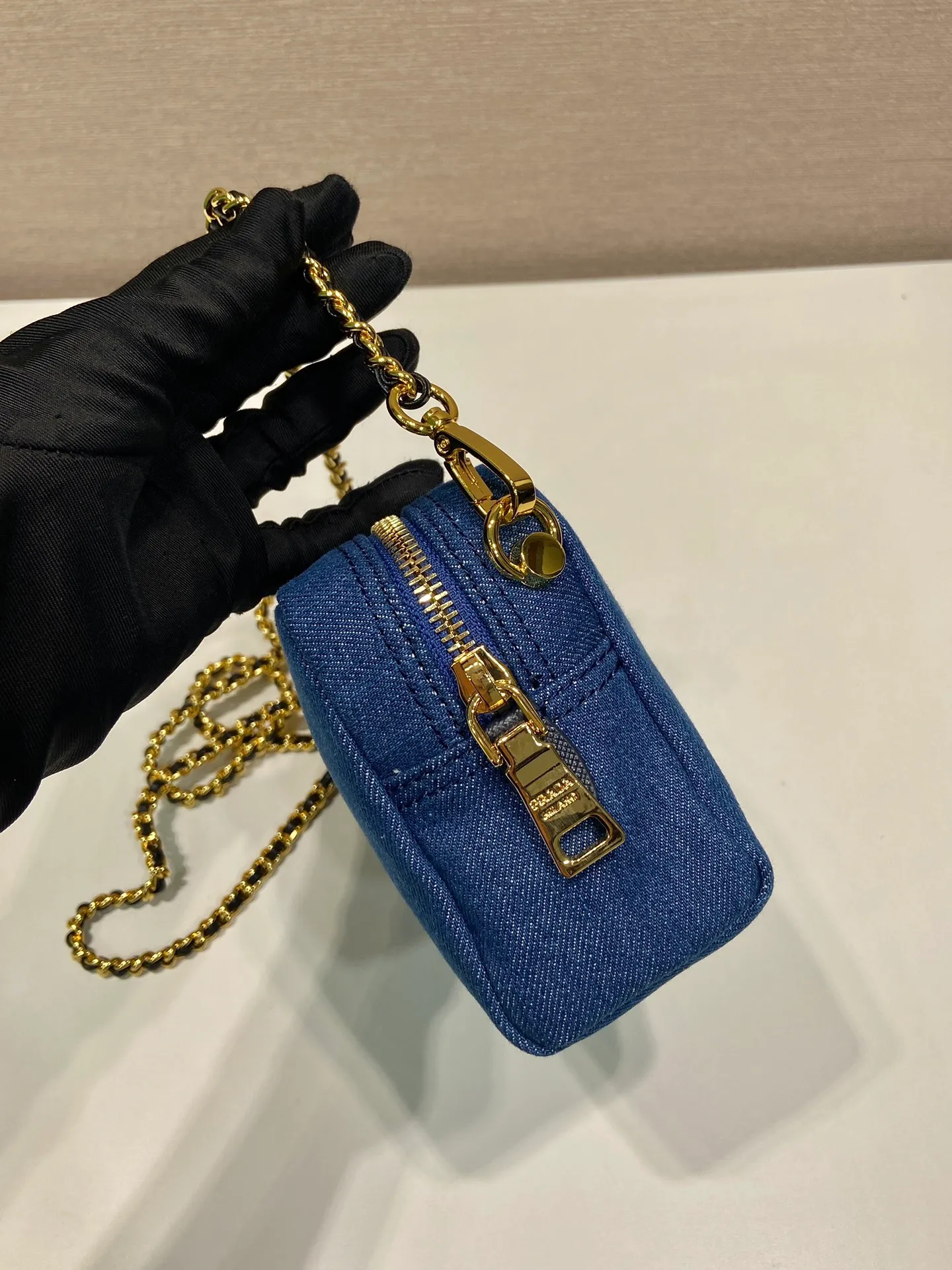 💰780🎉Second-hand denim bag🎉1NS696 large size🎉🎉 This second-hand denim bag is made of imported washed denim and top-quality hardware. It has a large capacity and is equipped with a foldable iron lever. It can also be carried on the shoulder/hand/cross-body. The upper body effect is very beautiful, retro style, beautiful on the street😘Hurry up and get it! 🎉🎉 Length 16x Height 11x Bottom 6cm👏👏👏🎉🎉🎉
