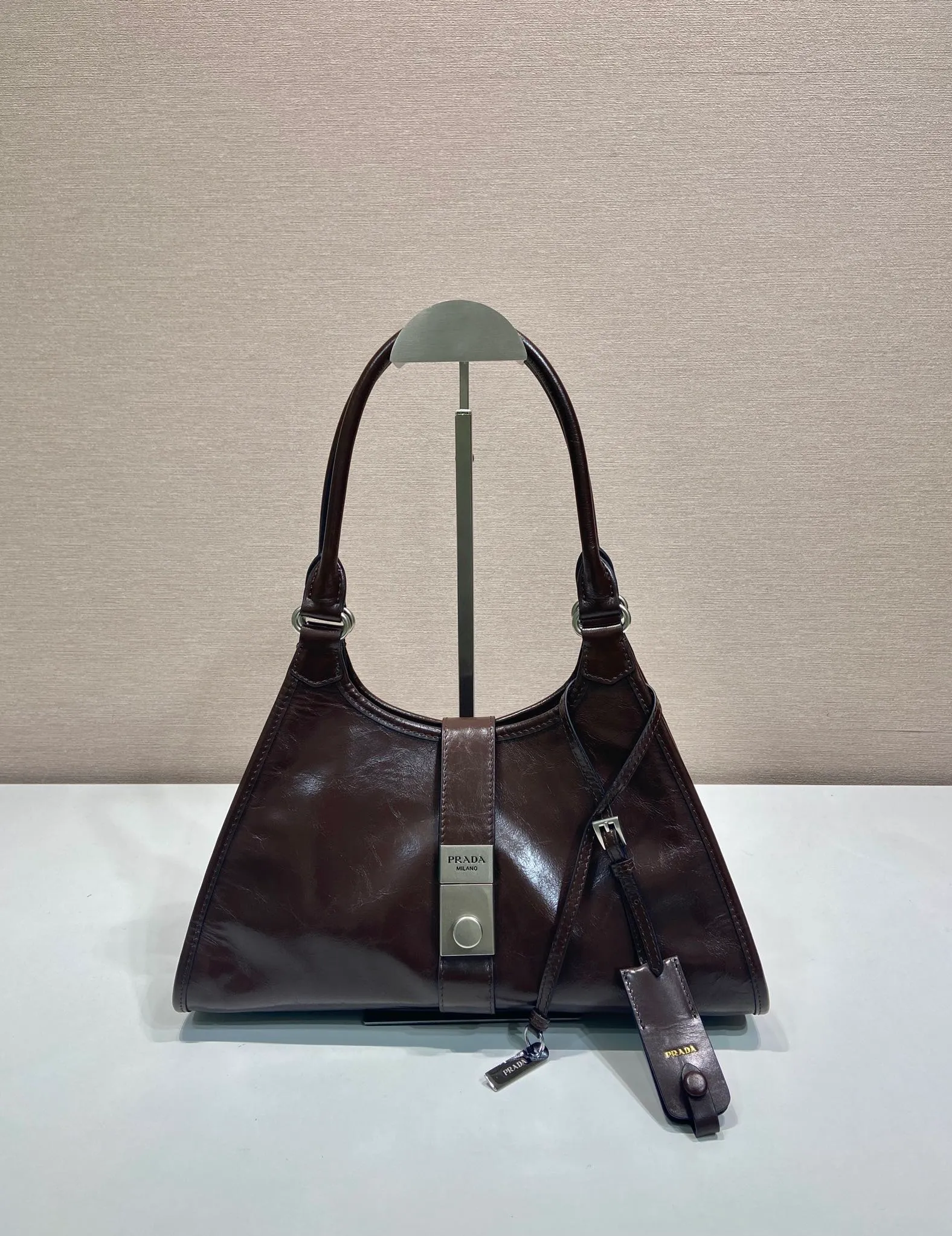💰1700🎉New product🎉1BG563 spring and summer new model🎉🎉 This catwalk style is made of imported wax leather, top-grade hardware, the front panel is equipped with a buckle lock opening and closing, the capacity is large, it can be carried by hand or on the shoulder, and the upper body effect is very stylish. If you like babies, hurry up and get it🎉🎉 Length 30.5x Height 17.5x Bottom 9cm🎉🎉🎉💰💰💰
