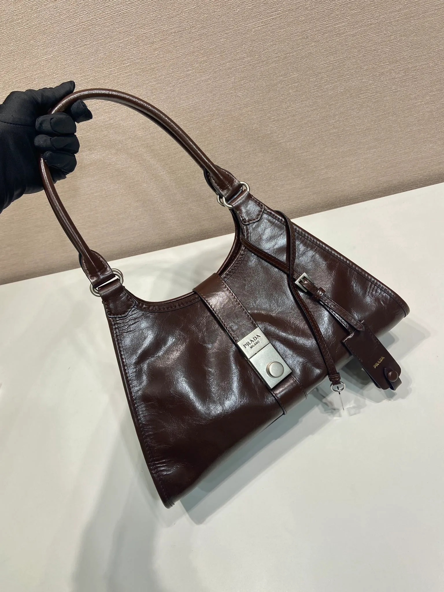 💰1700🎉New product🎉1BG563 spring and summer new model🎉🎉 This catwalk style is made of imported wax leather, top-grade hardware, the front panel is equipped with a buckle lock opening and closing, the capacity is large, it can be carried by hand or on the shoulder, and the upper body effect is very stylish. If you like babies, hurry up and get it🎉🎉 Length 30.5x Height 17.5x Bottom 9cm🎉🎉🎉💰💰💰