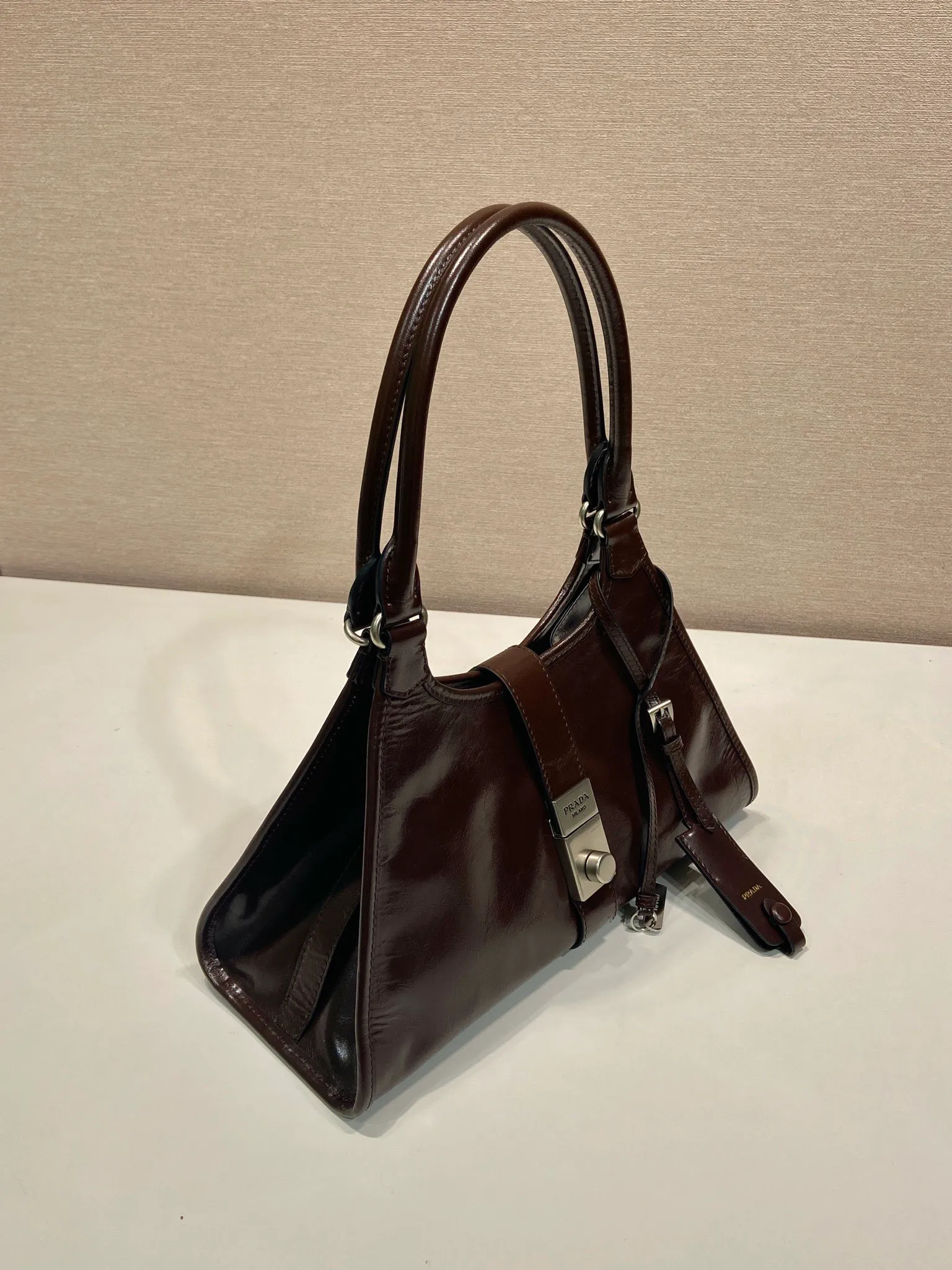 💰1700🎉New product🎉1BG563 spring and summer new model🎉🎉 This catwalk style is made of imported wax leather, top-grade hardware, the front panel is equipped with a buckle lock opening and closing, the capacity is large, it can be carried by hand or on the shoulder, and the upper body effect is very stylish. If you like babies, hurry up and get it🎉🎉 Length 30.5x Height 17.5x Bottom 9cm🎉🎉🎉💰💰💰