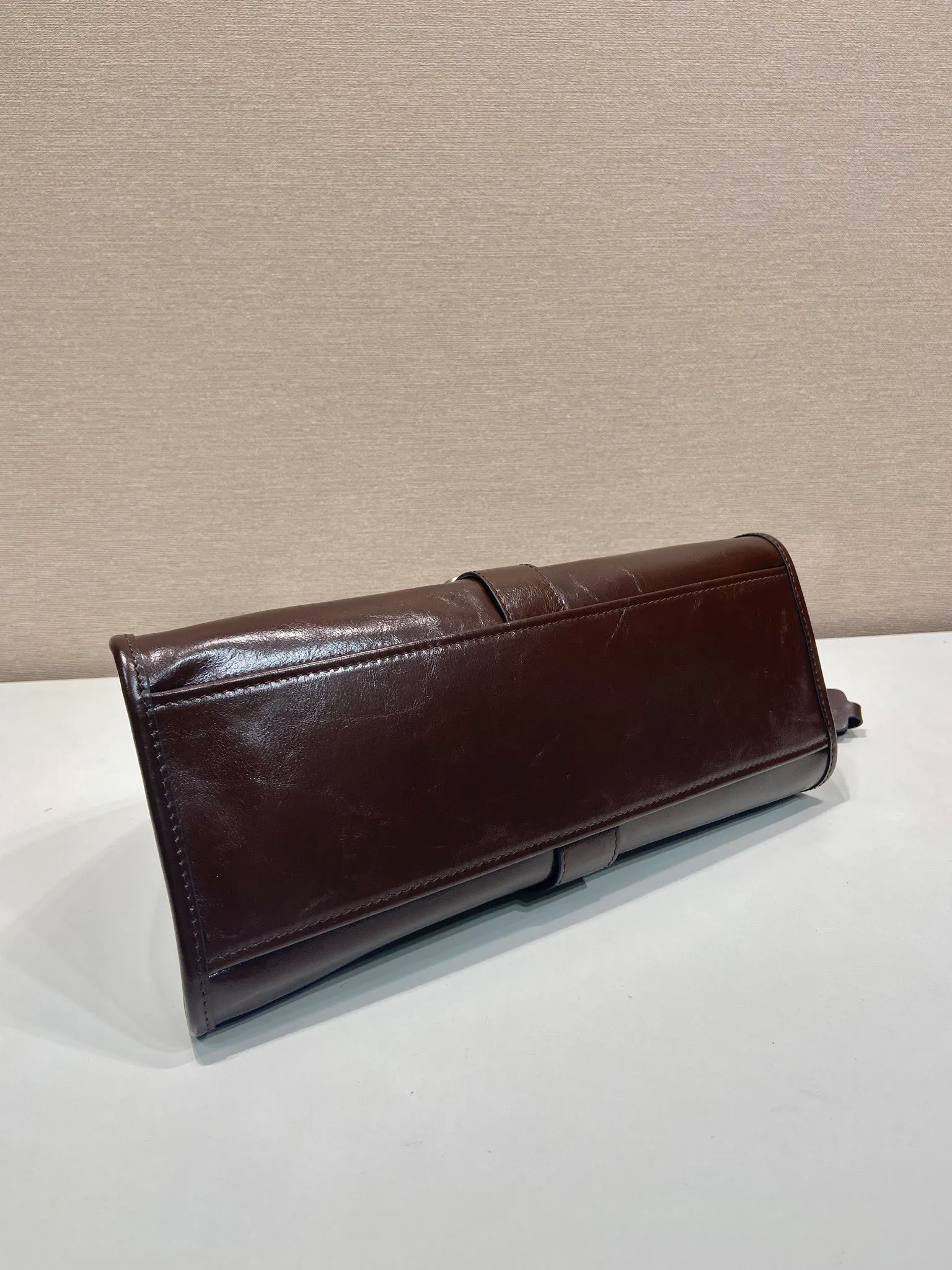 💰1700🎉New product🎉1BG563 spring and summer new model🎉🎉 This catwalk style is made of imported wax leather, top-grade hardware, the front panel is equipped with a buckle lock opening and closing, the capacity is large, it can be carried by hand or on the shoulder, and the upper body effect is very stylish. If you like babies, hurry up and get it🎉🎉 Length 30.5x Height 17.5x Bottom 9cm🎉🎉🎉💰💰💰