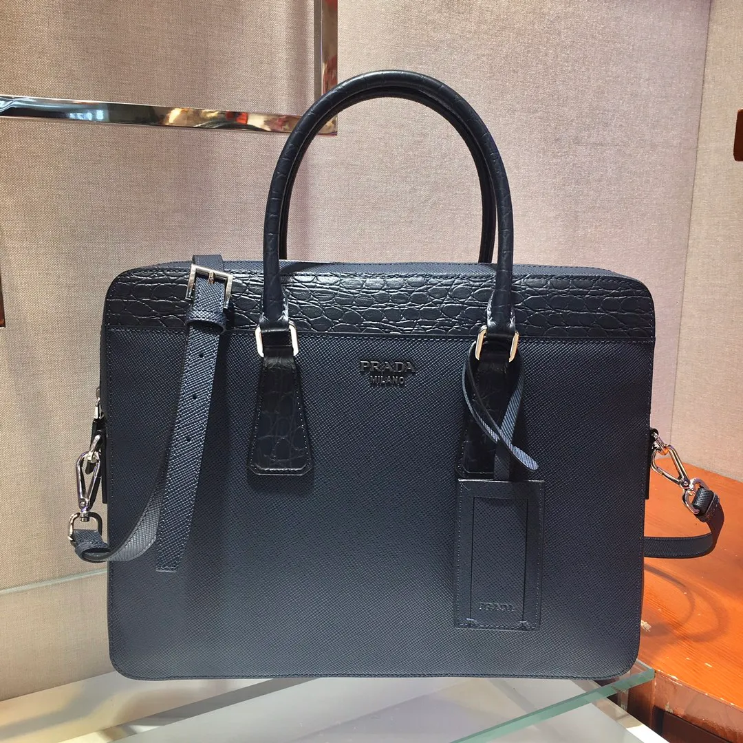 💰2040🎉Exclusive debut🎉2VE368D🎉🎉Original item👍👍Made of imported Saffiano leather material, crocodile leather trim, double handles, top-grade polished stainless steel finish metal accessories, a business compartment: One sliding bag, one zipper bag, two mobile phone pockets, leather lining, triangular enamel logo on the front exterior, this matching pattern looks particularly unique and fashionable, men's favorite, 😘😘Length 36x Height 28x Bottom 4cm👍👍👍