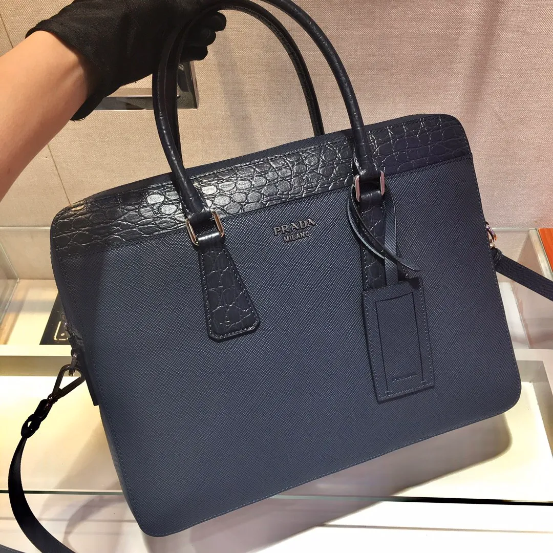 💰2040🎉Exclusive debut🎉2VE368D🎉🎉Original item👍👍Made of imported Saffiano leather material, crocodile leather trim, double handles, top-grade polished stainless steel finish metal accessories, a business compartment: One sliding bag, one zipper bag, two mobile phone pockets, leather lining, triangular enamel logo on the front exterior, this matching pattern looks particularly unique and fashionable, men's favorite, 😘😘Length 36x Height 28x Bottom 4cm👍👍👍