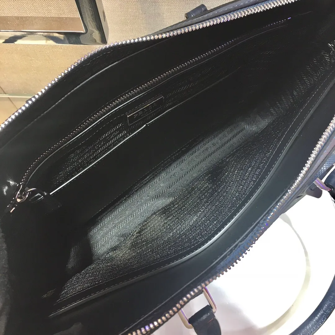 💰2040🎉Exclusive debut🎉2VE368D🎉🎉Original item👍👍Made of imported Saffiano leather material, crocodile leather trim, double handles, top-grade polished stainless steel finish metal accessories, a business compartment: One sliding bag, one zipper bag, two mobile phone pockets, leather lining, triangular enamel logo on the front exterior, this matching pattern looks particularly unique and fashionable, men's favorite, 😘😘Length 36x Height 28x Bottom 4cm👍👍👍