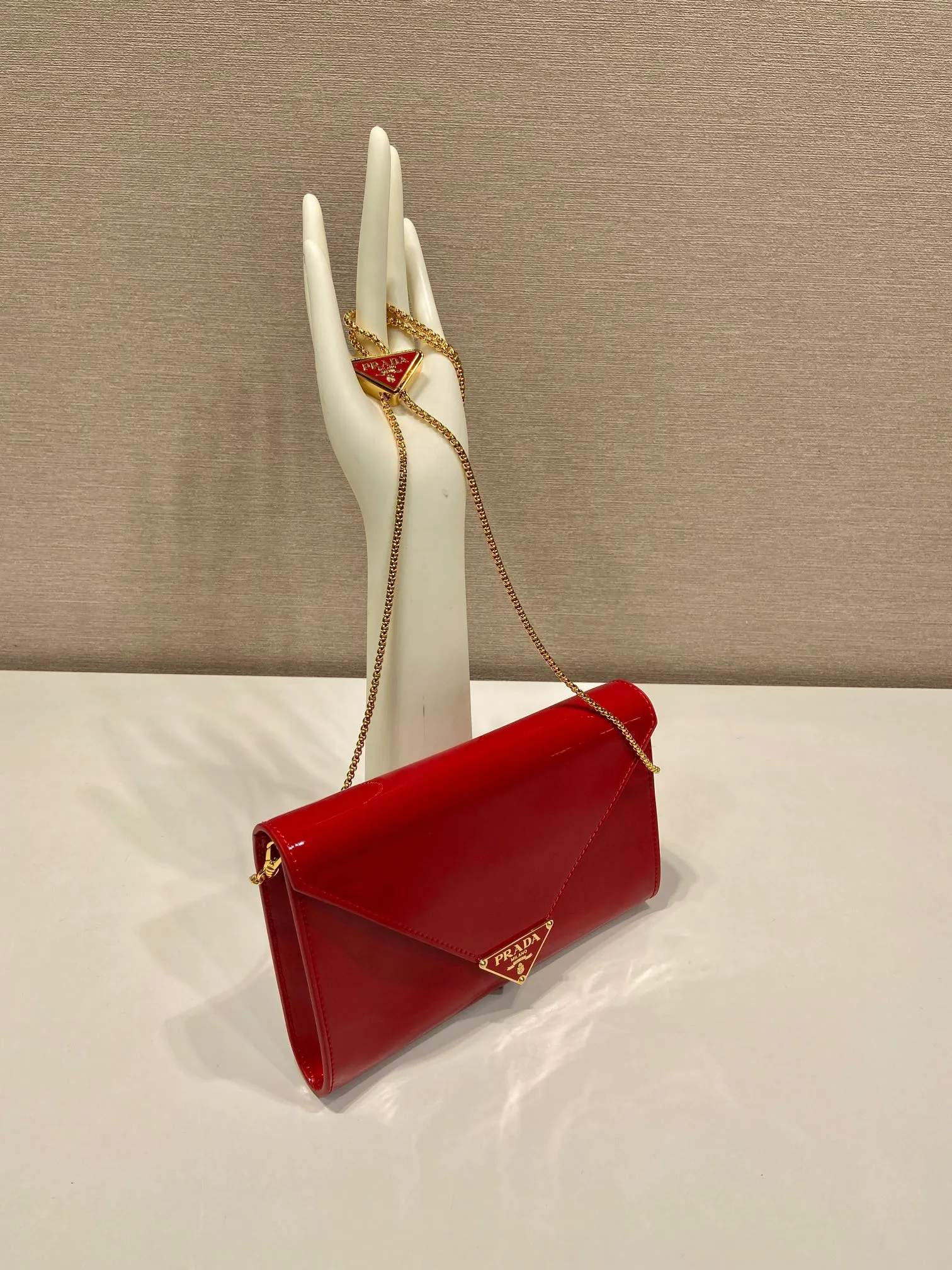 💰1120🎉Patent Leather Envelope Bag🎉1Bp102 Clutch🎉🎉 The gloss of patent leather highlights the elegant silhouette of this mini handbag, injecting it with a modern flavor. Featuring a detachable chain shoulder strap and a nappa leather interior with card slots, this bag features a signature triangle logo on the magnetic closure for a timeless and instantly recognizable look. It can also be used as a handbag/shoulder bag/crossbody. It has many functions and can be exchanged for different occasions. Another hot item from internet celebrities🎉🎉 Length 20x height 11.5cm🎉🎉🎉👏👏👏