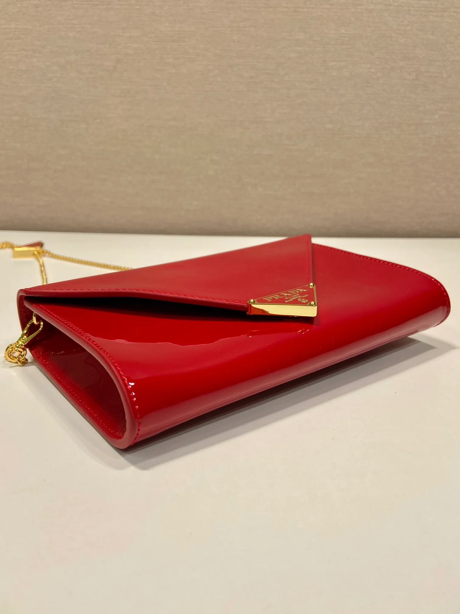 💰1120🎉Patent Leather Envelope Bag🎉1Bp102 Clutch🎉🎉 The gloss of patent leather highlights the elegant silhouette of this mini handbag, injecting it with a modern flavor. Featuring a detachable chain shoulder strap and a nappa leather interior with card slots, this bag features a signature triangle logo on the magnetic closure for a timeless and instantly recognizable look. It can also be used as a handbag/shoulder bag/crossbody. It has many functions and can be exchanged for different occasions. Another hot item from internet celebrities🎉🎉 Length 20x height 11.5cm🎉🎉🎉👏👏👏