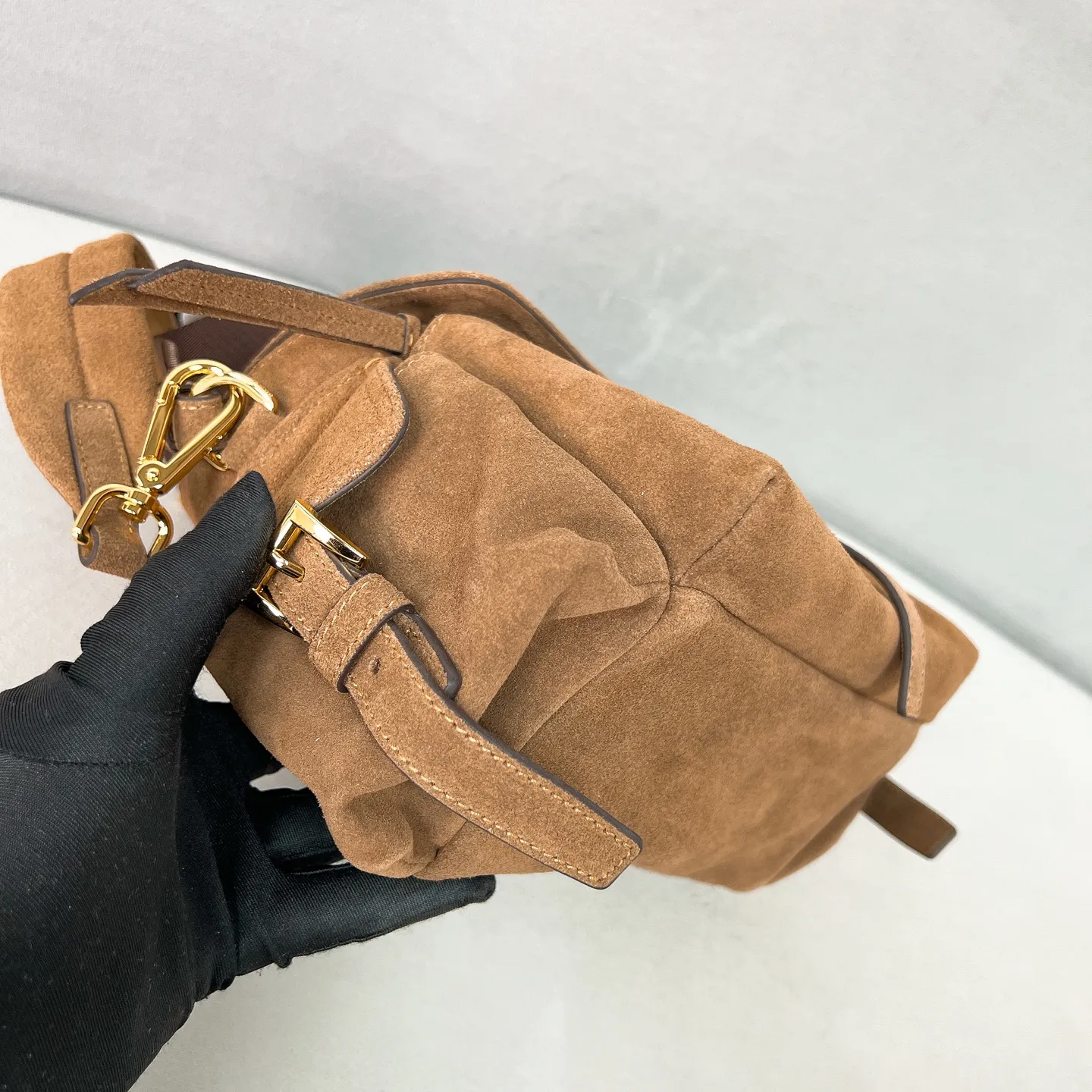 💰1520✨New product launch✨2025 new hot model Explore suede messenger bag medium size 1BD394, super versatile, good-looking and fashionable people must buy it! Not only practical, lightweight but also good-looking, with super large capacity. Triangle brand signature + imported suede. Lightweight and practical design combines sports and versatile elements. Equipped with two detachable and adjustable webbing straps. The fluffy and soft shape goes well with clothes. The multi-pocket design meets the functional needs of traveling and commuting. It is simply great👏... Unisex model for both men and women🉑️ Size: 30*14*10cm Black