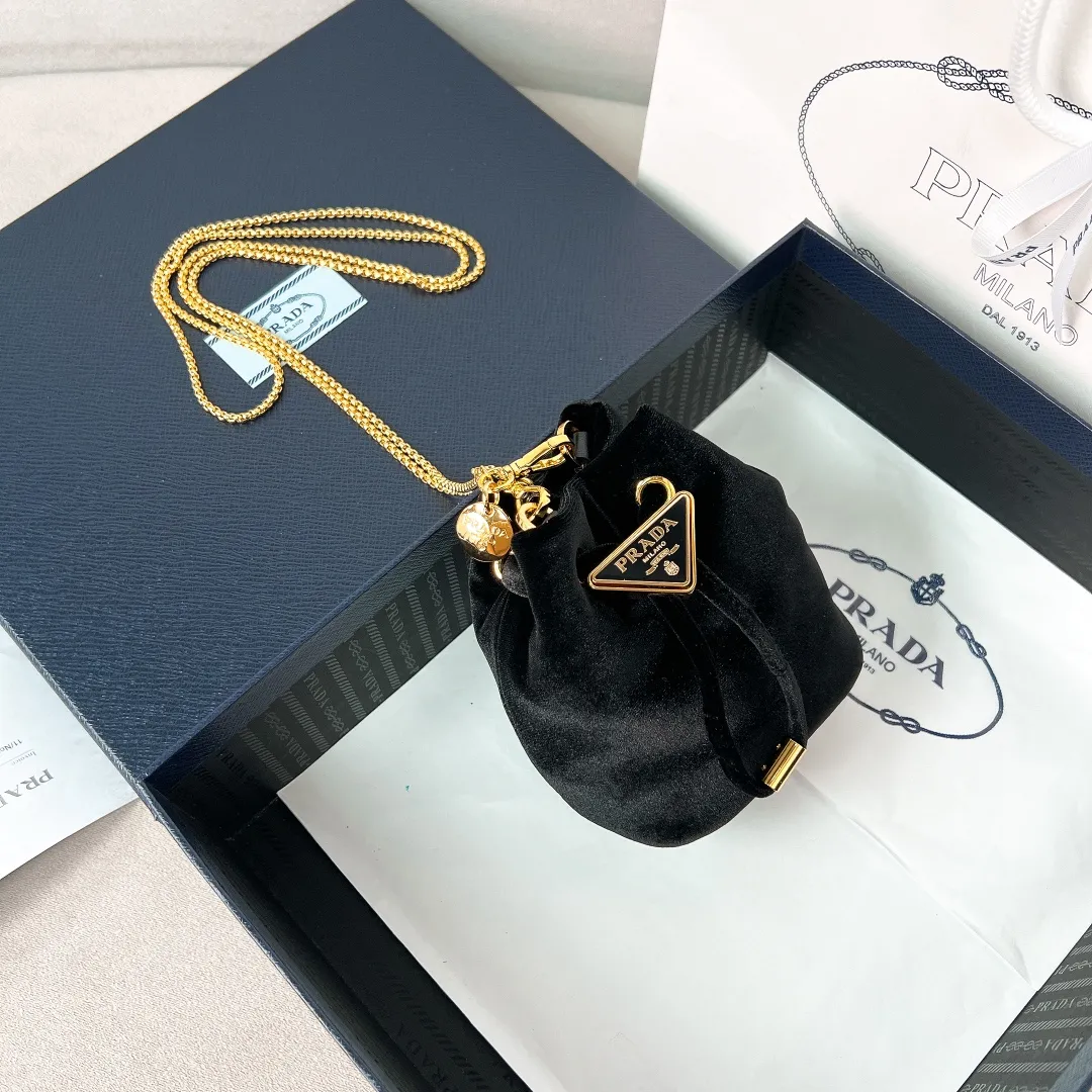 💰900✨New product launch✨2025 early spring new velvet fabric mini lucky bag 1NR016. Carefully crafted from exquisite and elegant velvet fabric. Equipped with metal chain➕triangle logo➕small gold circle. Super cute little lucky bag shape with lots of blessings. Simple, exquisite and shiny. It can be worn on one shoulder or crossbody. It is simply great👏...the new favorite of fashion trendsetters The perfect details are comparable to brick cabinets. Super 5🌟review Size: 9.5*9*6cm black