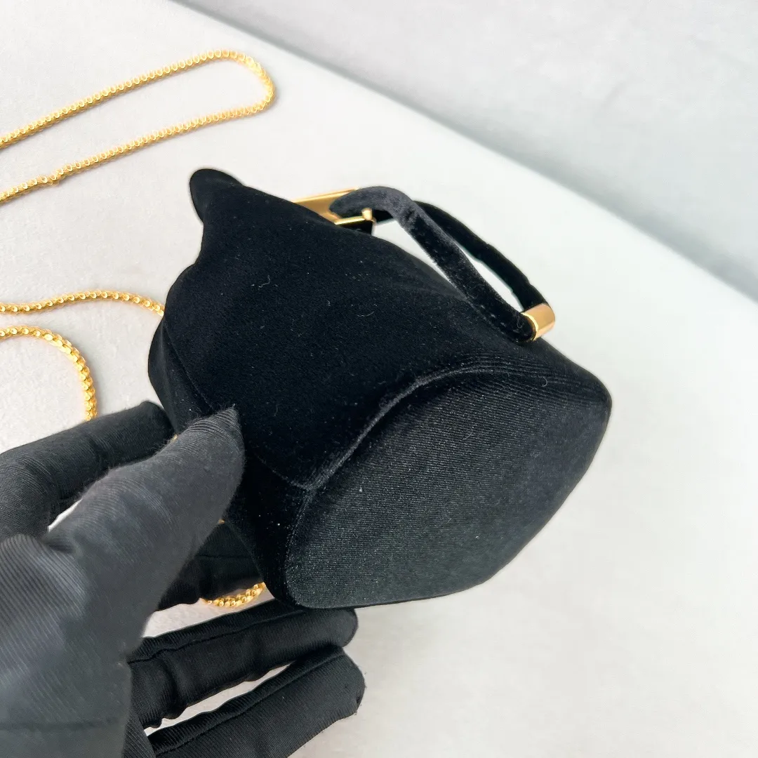 💰900✨New product launch✨2025 early spring new velvet fabric mini lucky bag 1NR016. Carefully crafted from exquisite and elegant velvet fabric. Equipped with metal chain➕triangle logo➕small gold circle. Super cute little lucky bag shape with lots of blessings. Simple, exquisite and shiny. It can be worn on one shoulder or crossbody. It is simply great👏...the new favorite of fashion trendsetters The perfect details are comparable to brick cabinets. Super 5🌟review Size: 9.5*9*6cm black