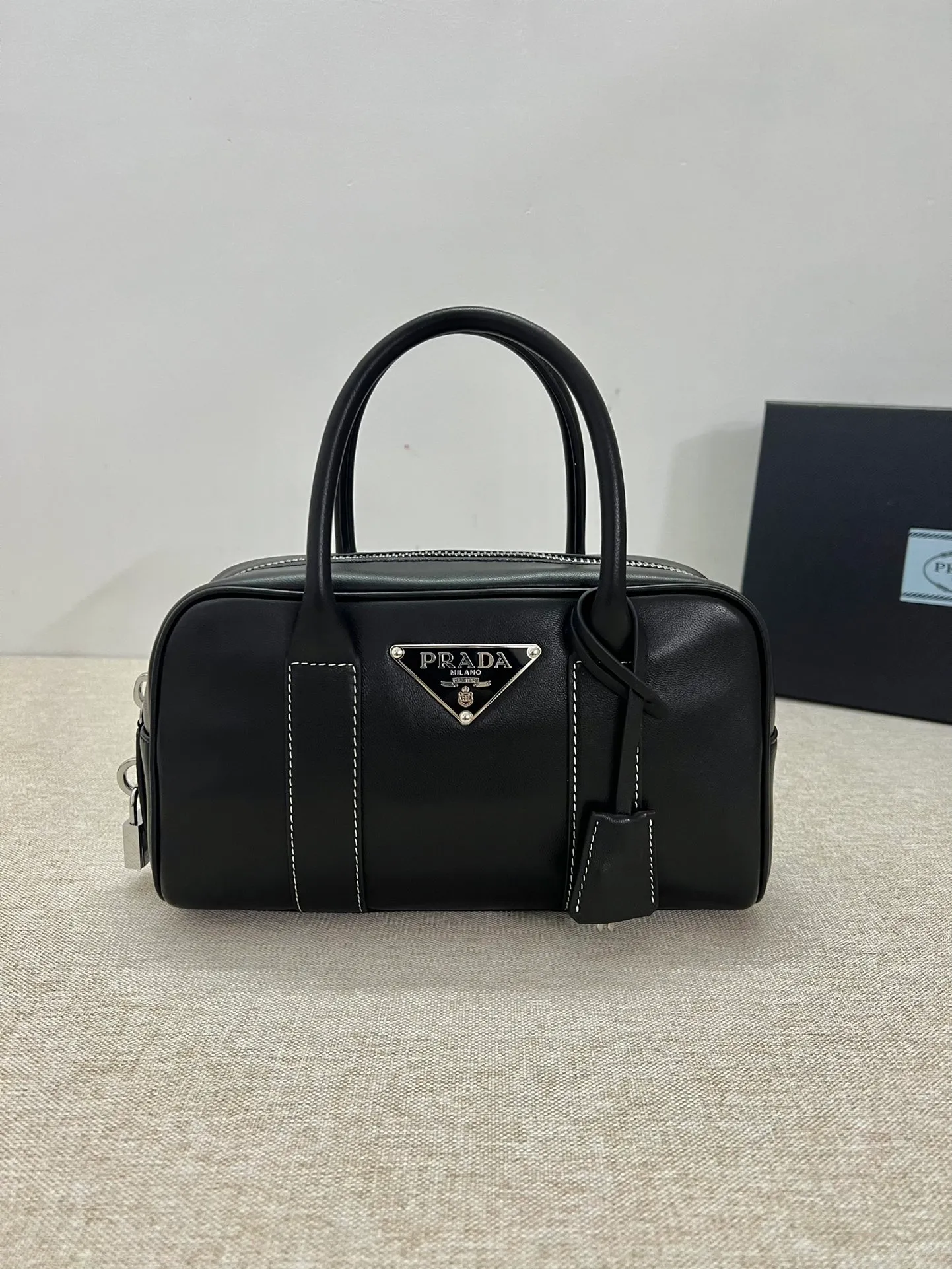 💰1520, P’s new second-hand Boston handbag, 🖤Super high-end Boston ceiling‼ ️The body of the bag is made of imported calfskin, which is high-end and textured. It is especially soft and easy to touch. The size is also super cute. It is small and exquisite. It also comes with a key🔑 and a small lock🔒. The leather surface is oily and shows the charm of the middle ages. It is also rare. I rarely get bumps when I get it. I love it! Style number: 846 Dimensions: Bottom length 24x width 5x height 24 (including handle)