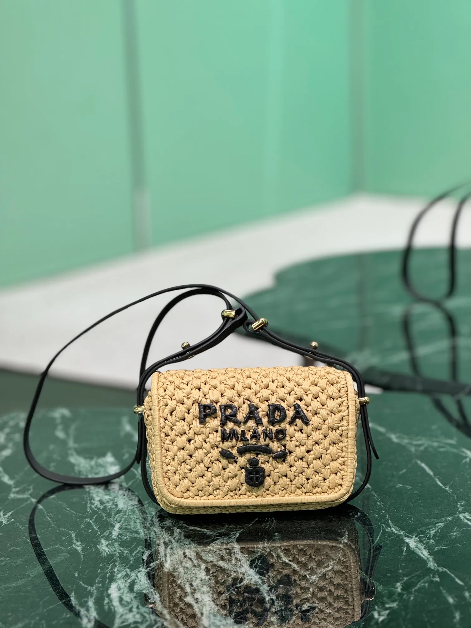 💰1560🌟Shoulder Woven Bag This modern and sophisticated bag is made of woven fabric and has a compact silhouette with flap and leather details. The shoulder bag is illuminated by gold-tone hardware and features a contrasting monogram logo embroidered on the front. Style number: 1bd362 Size: width 6×length 12×base 6cm