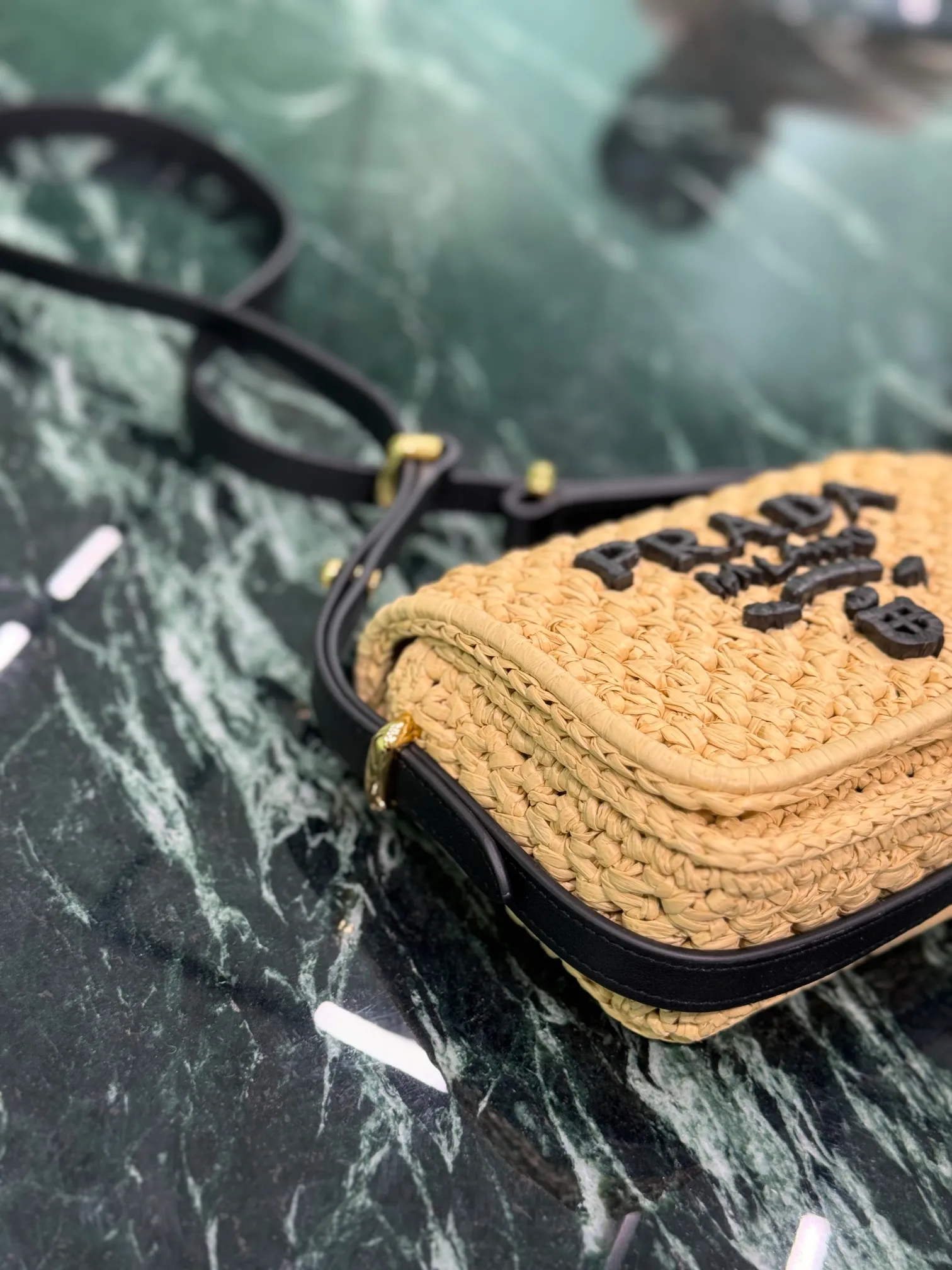 💰1560🌟Shoulder Woven Bag This modern and sophisticated bag is made of woven fabric and has a compact silhouette with flap and leather details. The shoulder bag is illuminated by gold-tone hardware and features a contrasting monogram logo embroidered on the front. Style number: 1bd362 Size: width 6×length 12×base 6cm