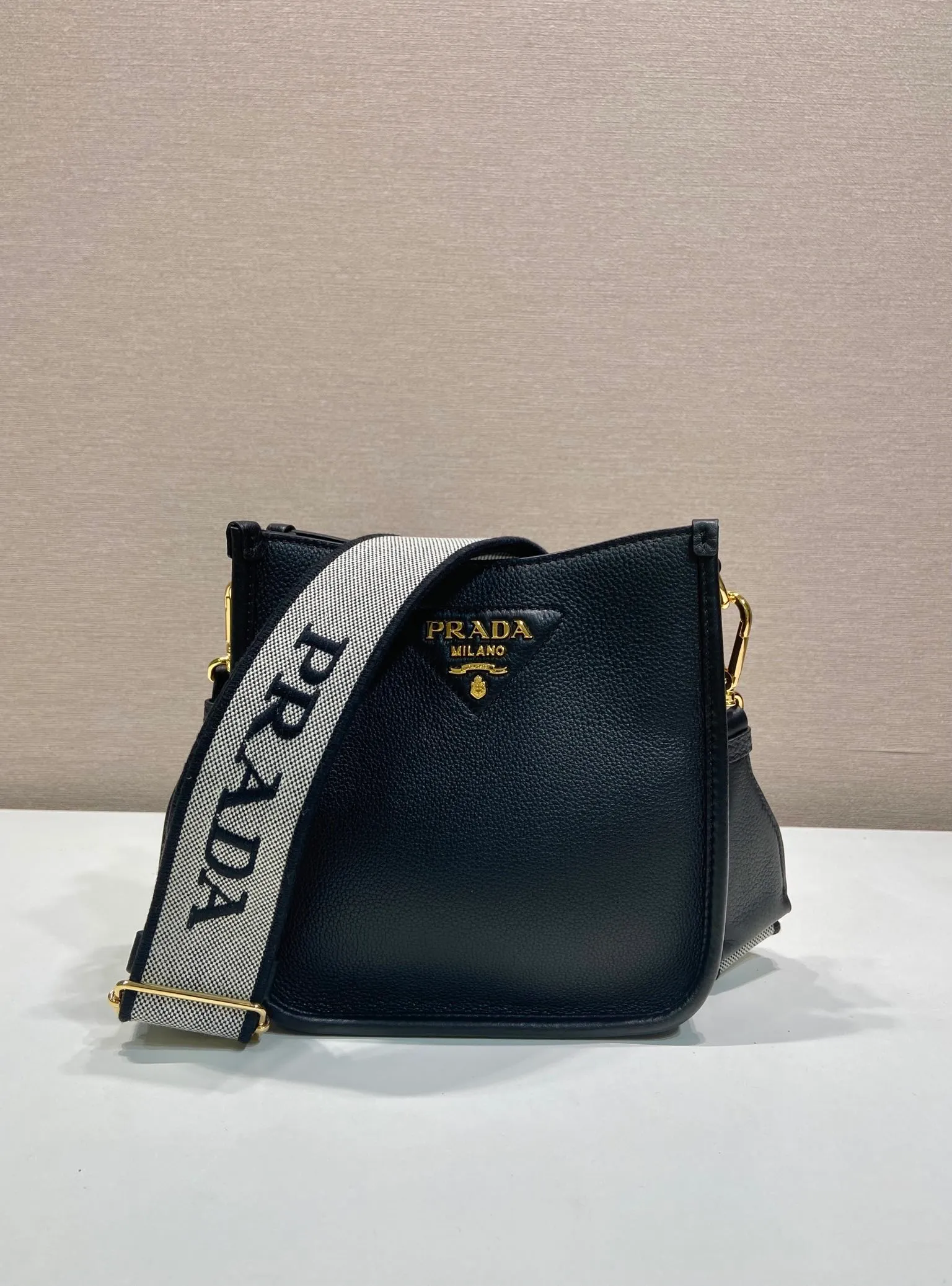 💰1560👏New double shoulder strap bag👏1BH191tote bag This leather mini shoulder bag has a simple design. A metallic triangle logo on the front adds signature tone. Equipped with detachable logo-printed webbing and leather shoulder straps, it can be exchanged at any time for different outfits and occasions😘😘to highlight its modern style. High fashion is the main fashion for daily matching. Hurry up and get it, it’s so beautiful👏👏 Length 19x height 20x base 6cm👏👏👏😘😘😘