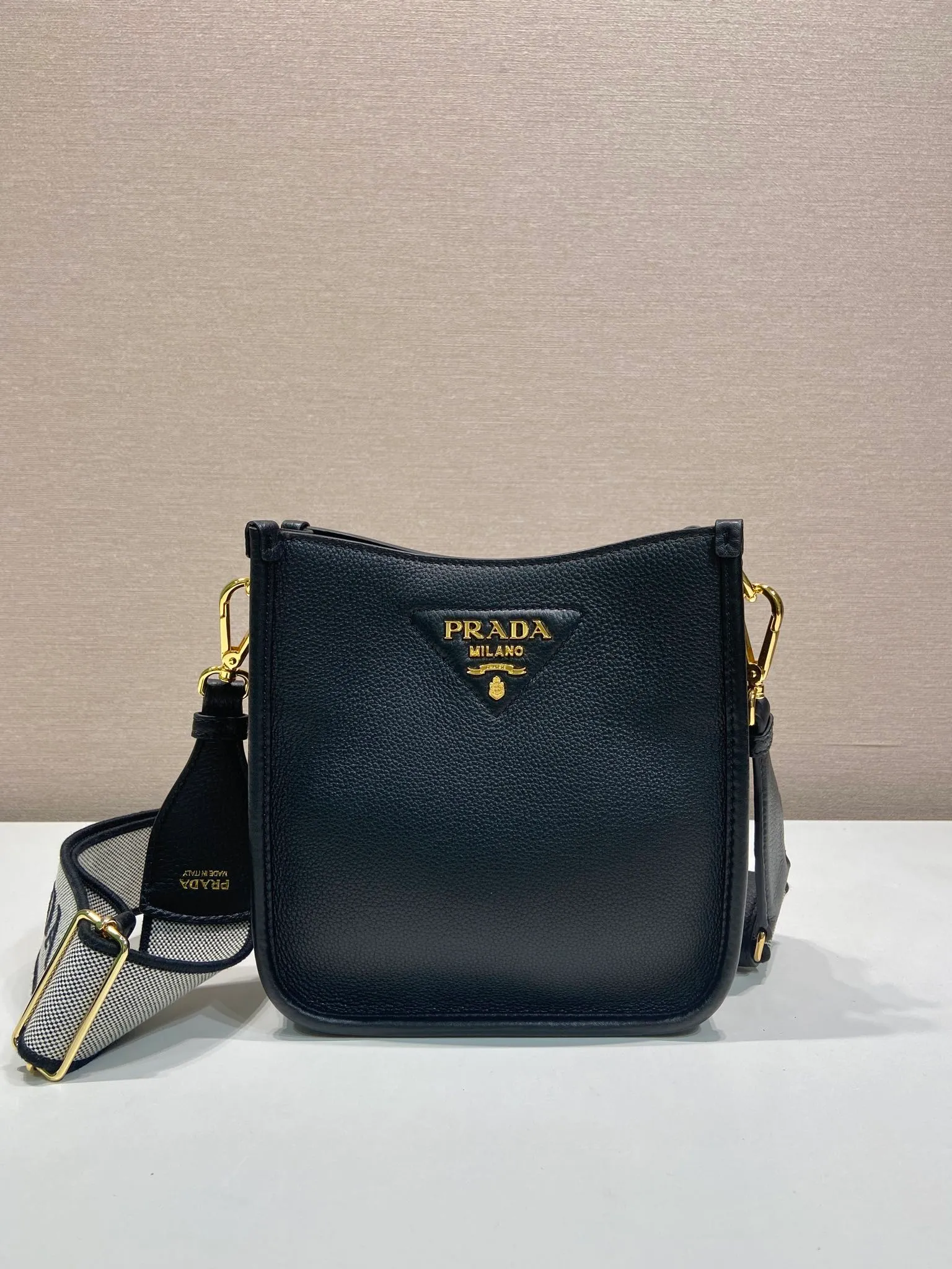 💰1560👏New double shoulder strap bag👏1BH191tote bag This leather mini shoulder bag has a simple design. A metallic triangle logo on the front adds signature tone. Equipped with detachable logo-printed webbing and leather shoulder straps, it can be exchanged at any time for different outfits and occasions😘😘to highlight its modern style. High fashion is the main fashion for daily matching. Hurry up and get it, it’s so beautiful👏👏 Length 19x height 20x base 6cm👏👏👏😘😘😘