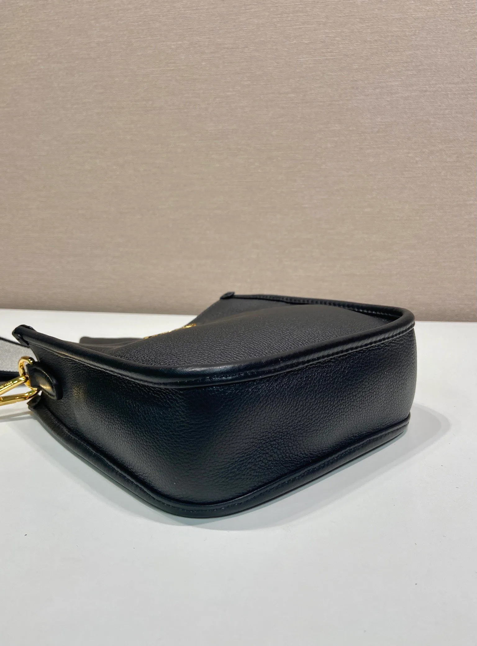 💰1560👏New double shoulder strap bag👏1BH191tote bag This leather mini shoulder bag has a simple design. A metallic triangle logo on the front adds signature tone. Equipped with detachable logo-printed webbing and leather shoulder straps, it can be exchanged at any time for different outfits and occasions😘😘to highlight its modern style. High fashion is the main fashion for daily matching. Hurry up and get it, it’s so beautiful👏👏 Length 19x height 20x base 6cm👏👏👏😘😘😘